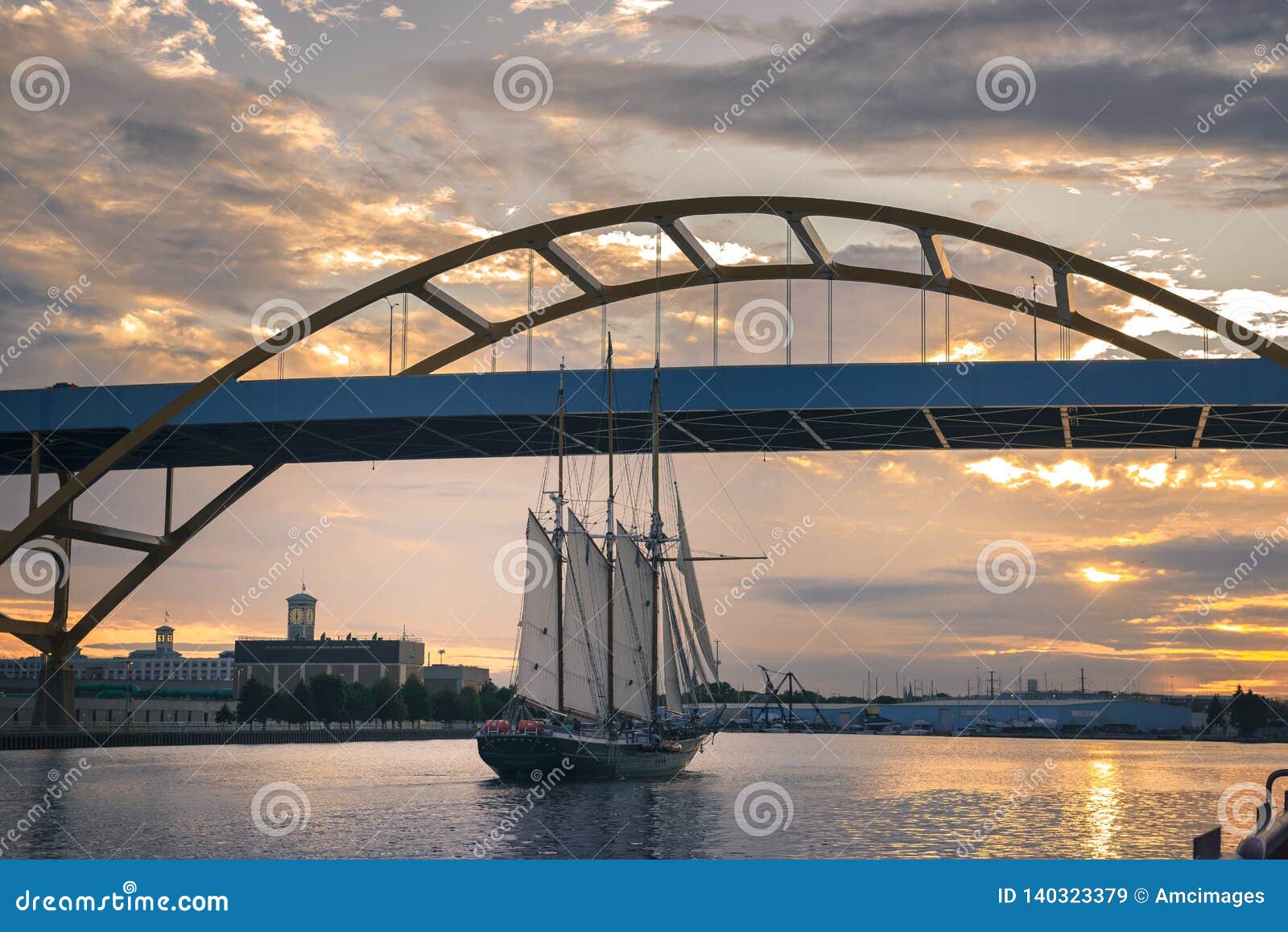 sailboat rides in milwaukee