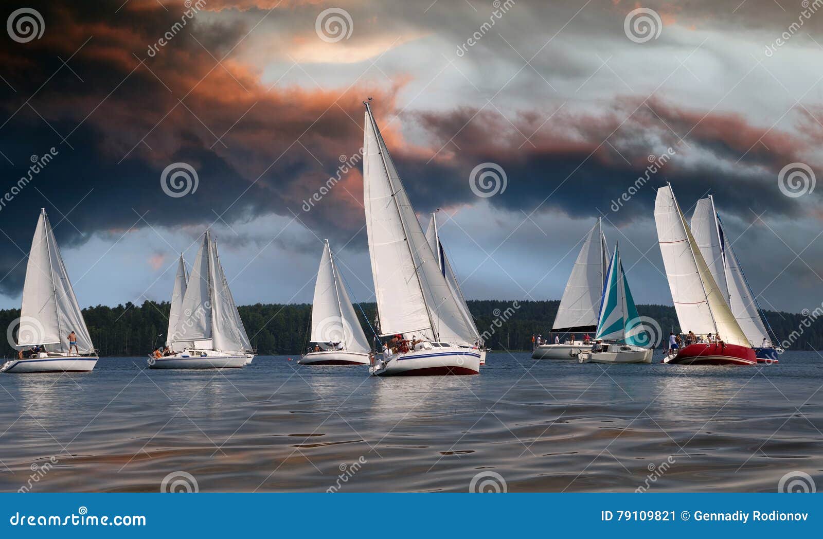 Sailboats που επιπλέουν στα σύννεφα. Sailboats που επιπλέουν στο νερό σε ένα μεγάλο σύννεφο