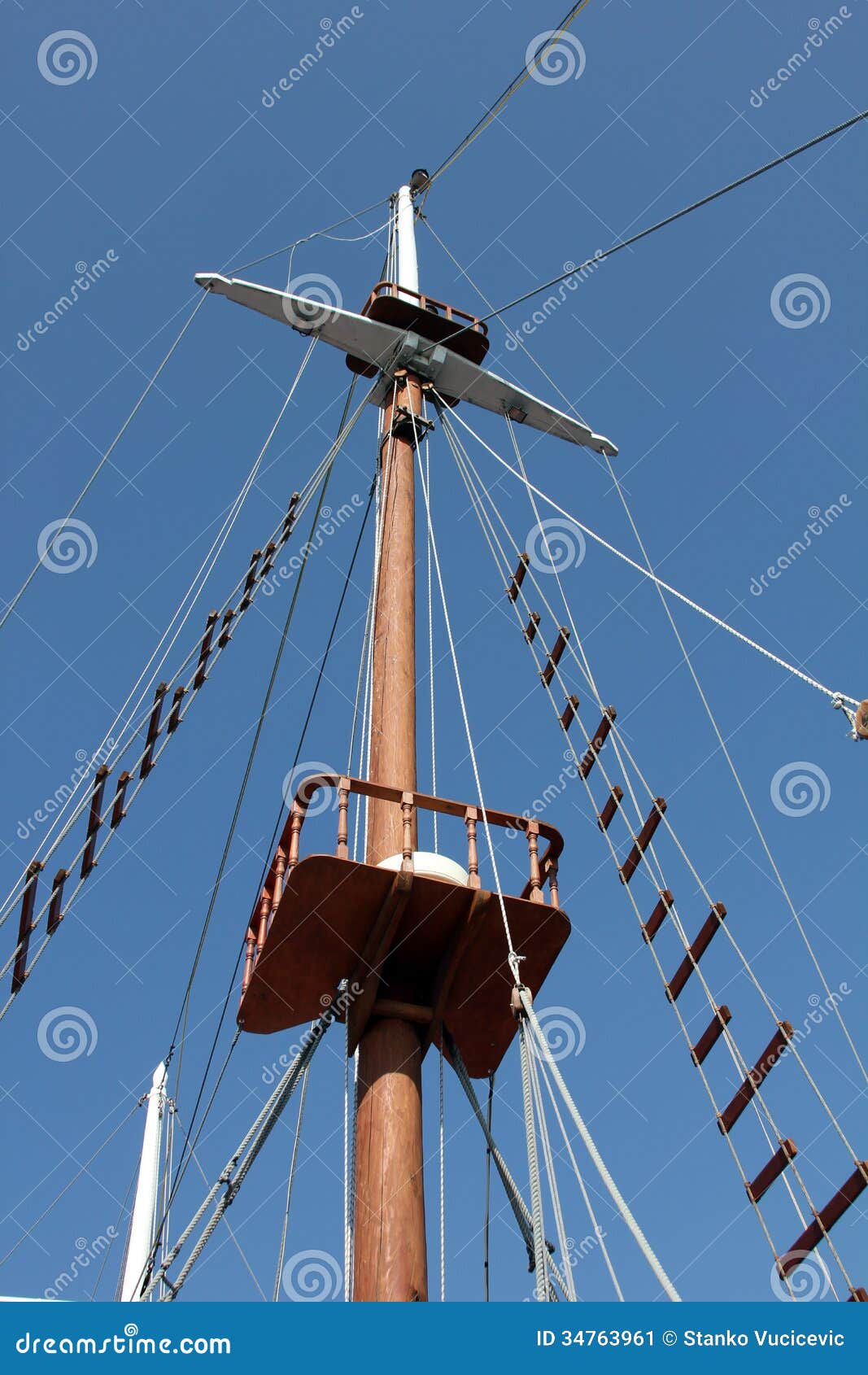 Sailing mast of traditional vintage wooden tall ships.