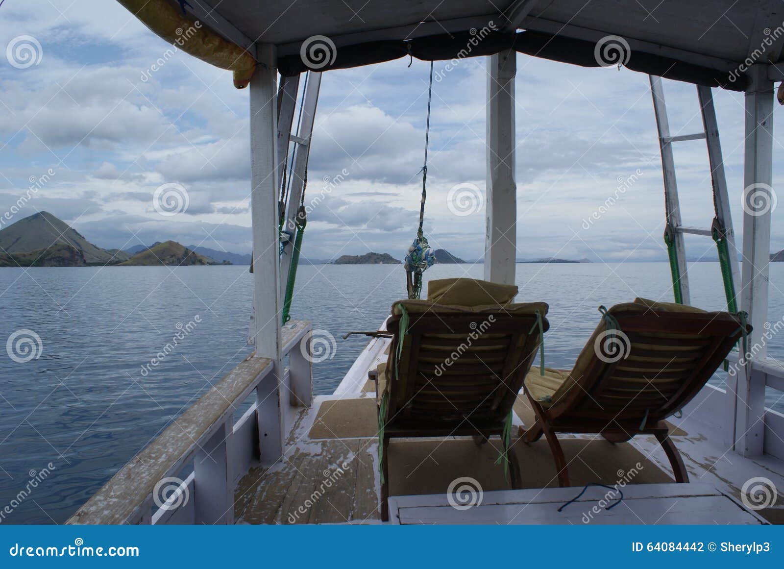 sailing to komodo and rinca