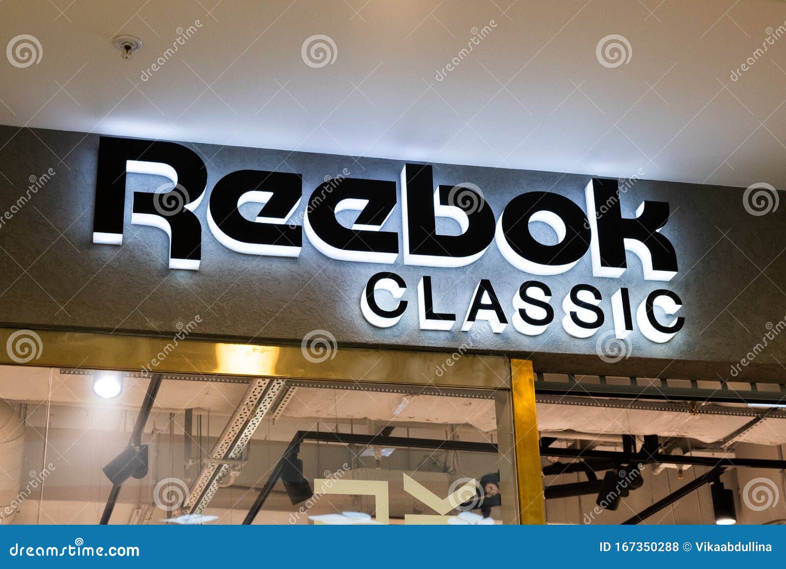 compromiso tenedor Enjuiciar Reebok Classic Store in Galeria Shopping Mall in Saint Petersburg, Russia  Editorial Stock Photo - Image of classic, november: 167350288