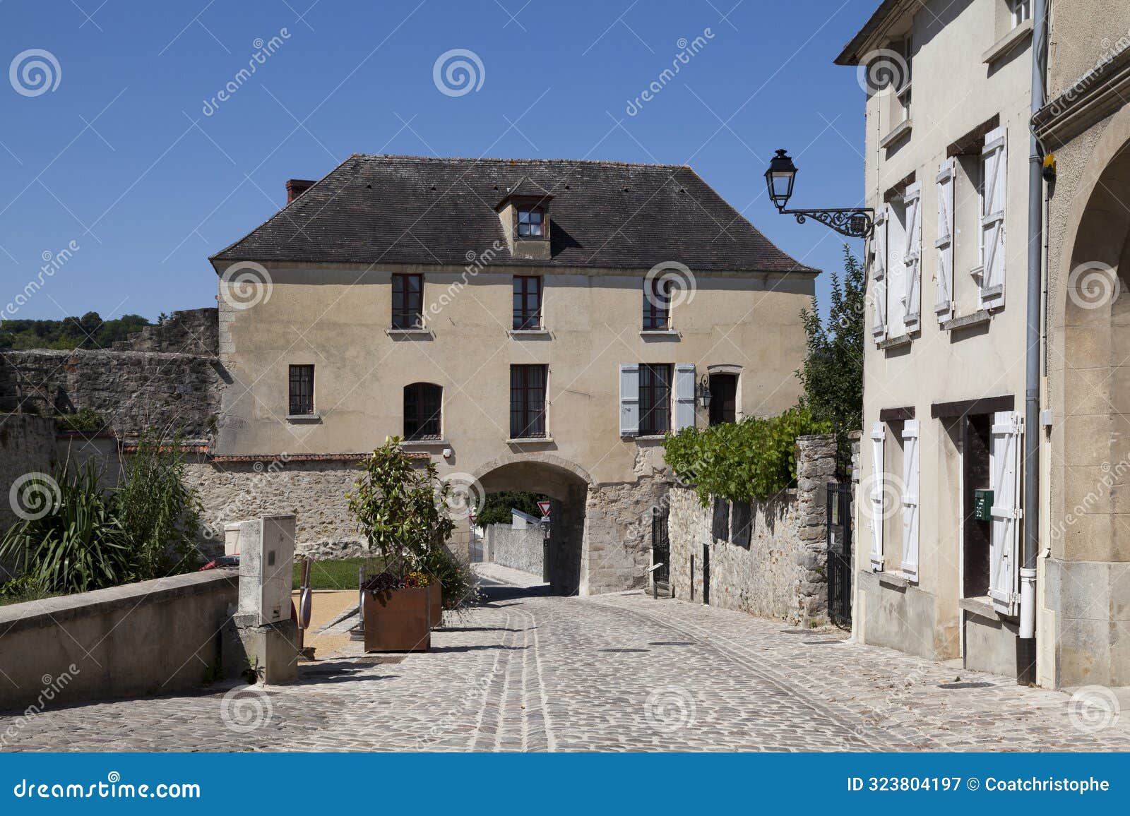 the saint-pierre gate in chateau-thierry