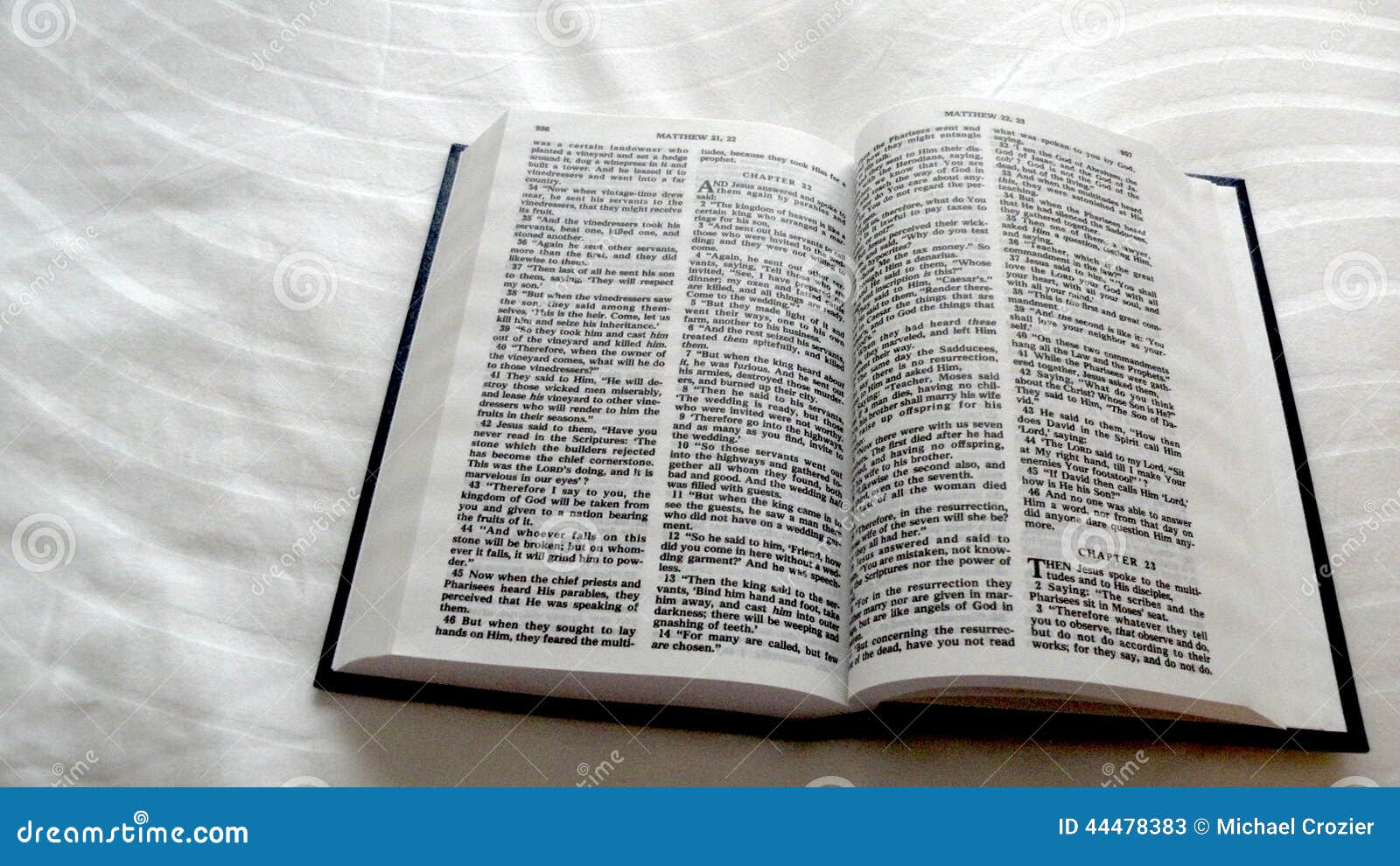 Sainte Bible Ouverte De Matthew Image stock Image du bible, christianisme 44478383