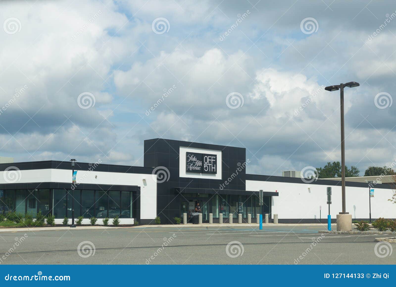 Saks Fifth Avenue Outlet Store Exterior. Editorial Stock Photo - Image of accessory, design ...