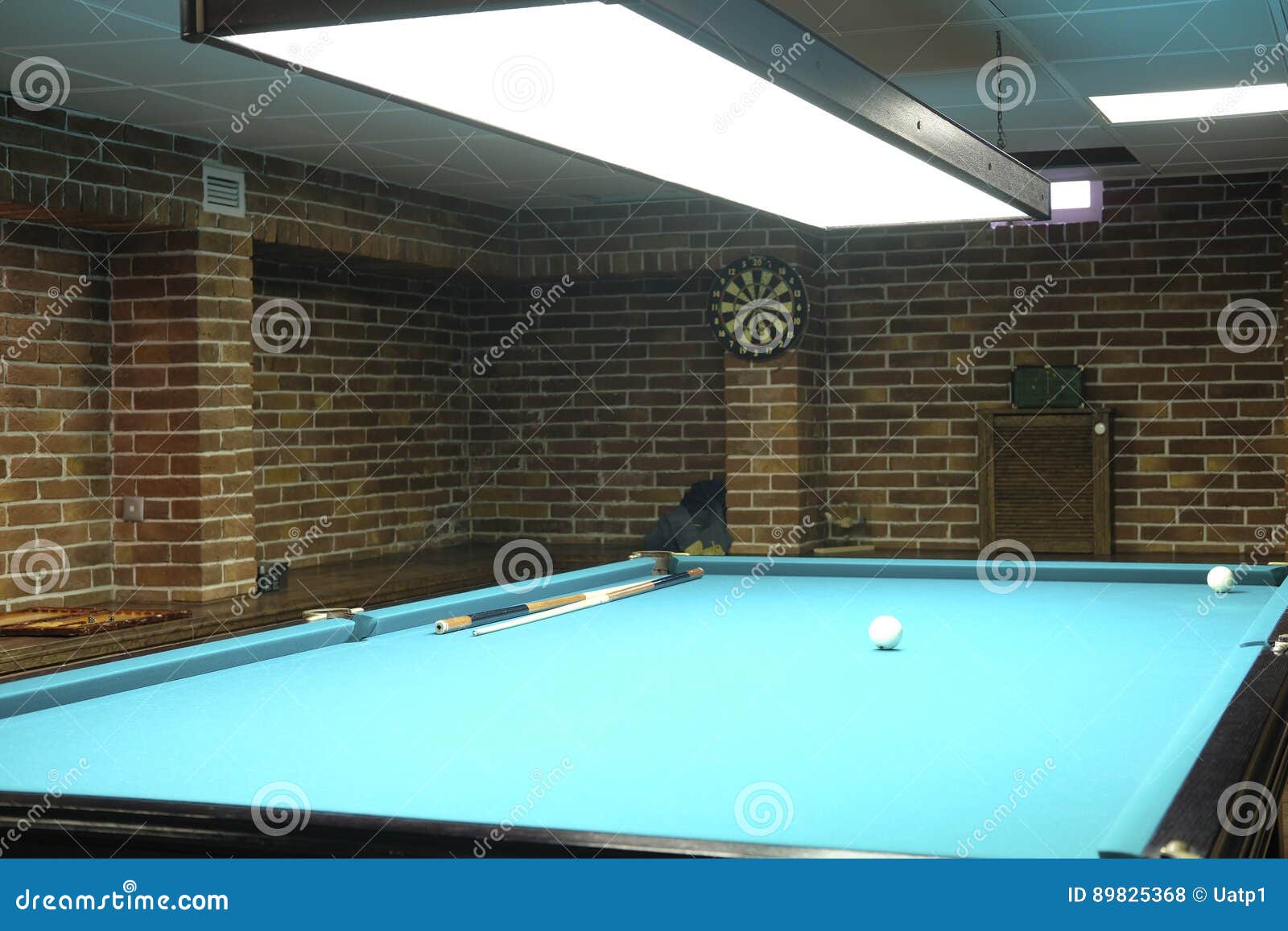 Sala De Bilhar, Salão De Jogos De Snooker, Salão De Bilhar Foto Royalty  Free, Gravuras, Imagens e Banco de fotografias. Image 191232259