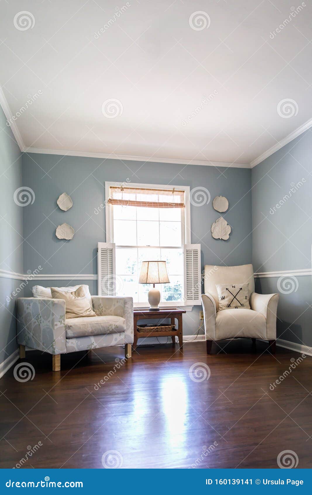 Salón Azul Claro Con Dos De Color Crema Y Platos En Pared Imagen de archivo - Imagen de robos, inquilino: 160139141