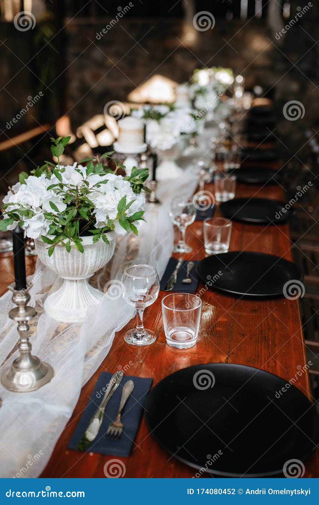 vistazo Ministro cápsula Salón De Banquetes De Bodas Con Elementos Decorativos Foto de archivo -  Imagen de acontecimiento, elegante: 174080452