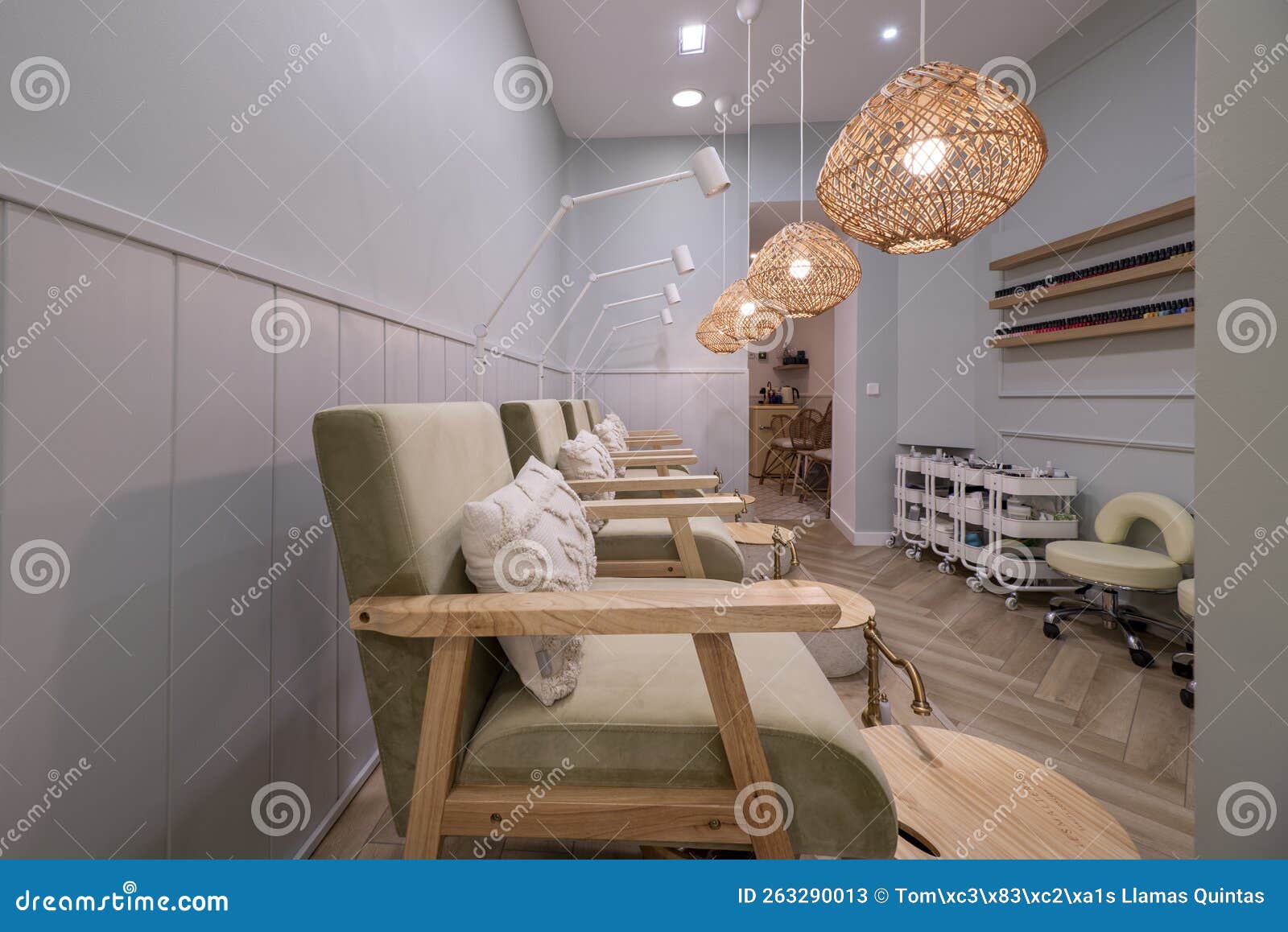 Salón De Belleza Con Una Línea De Pedicura Con Sillones De