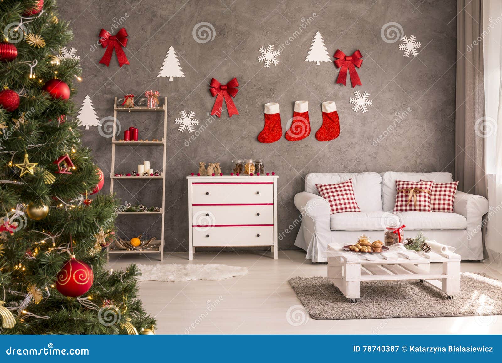 Sala Com a árvore De Natal Decorada Imagem de Stock - Imagem de casa,  dezembro: 78740387