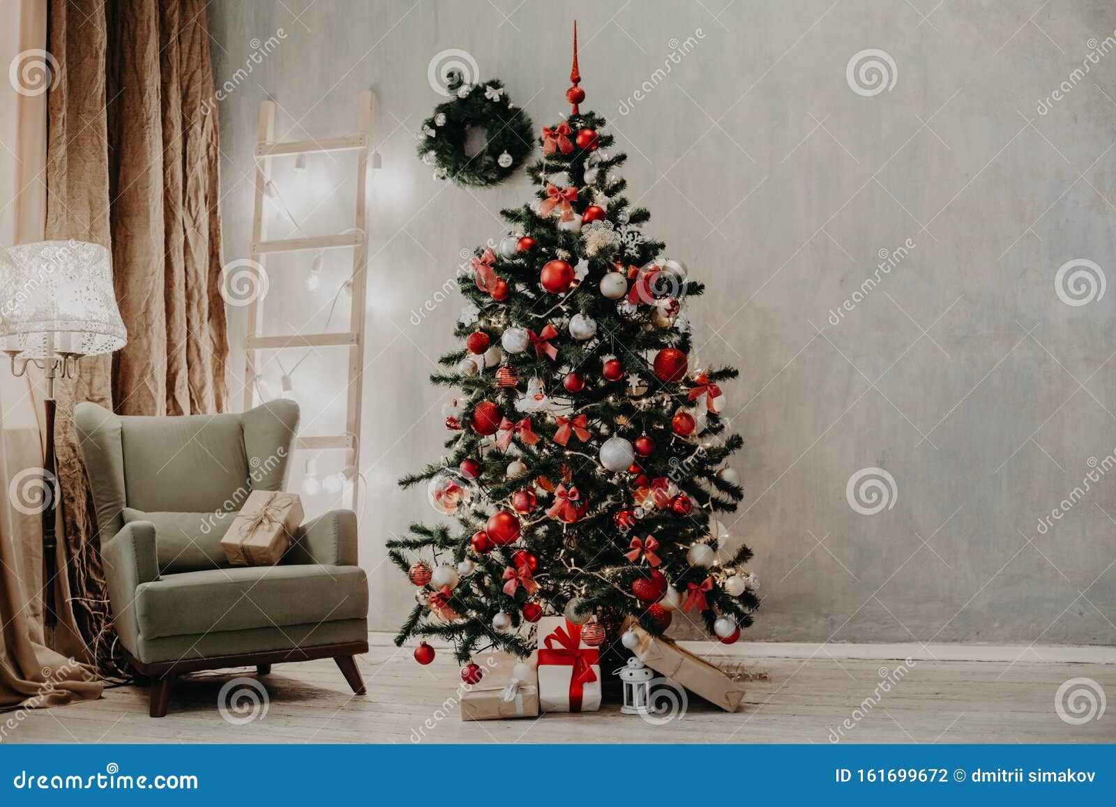 Sala Con Decoraciones Navideñas Regalos De árbol De Navidad Foto de archivo  - Imagen de comodidad, vivir: 161699672