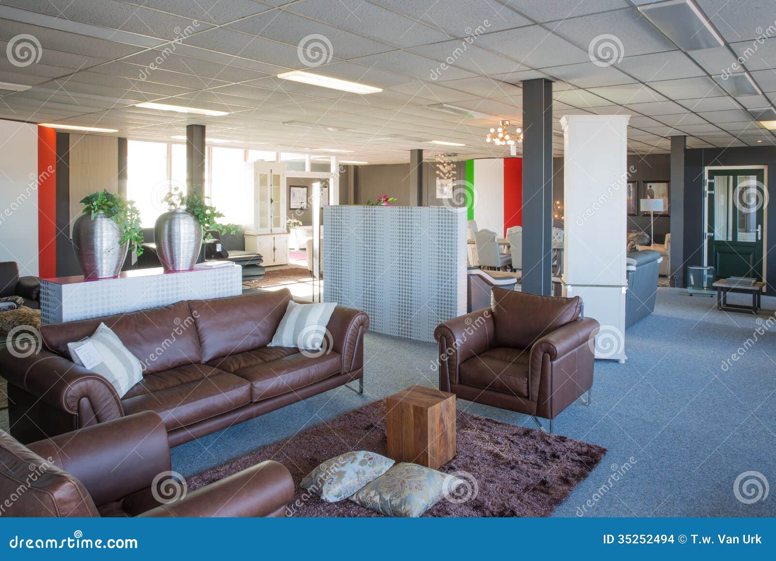 Sala desposizione del negozio di mobili moderno e di lusso ... Mobili di lusso moderni