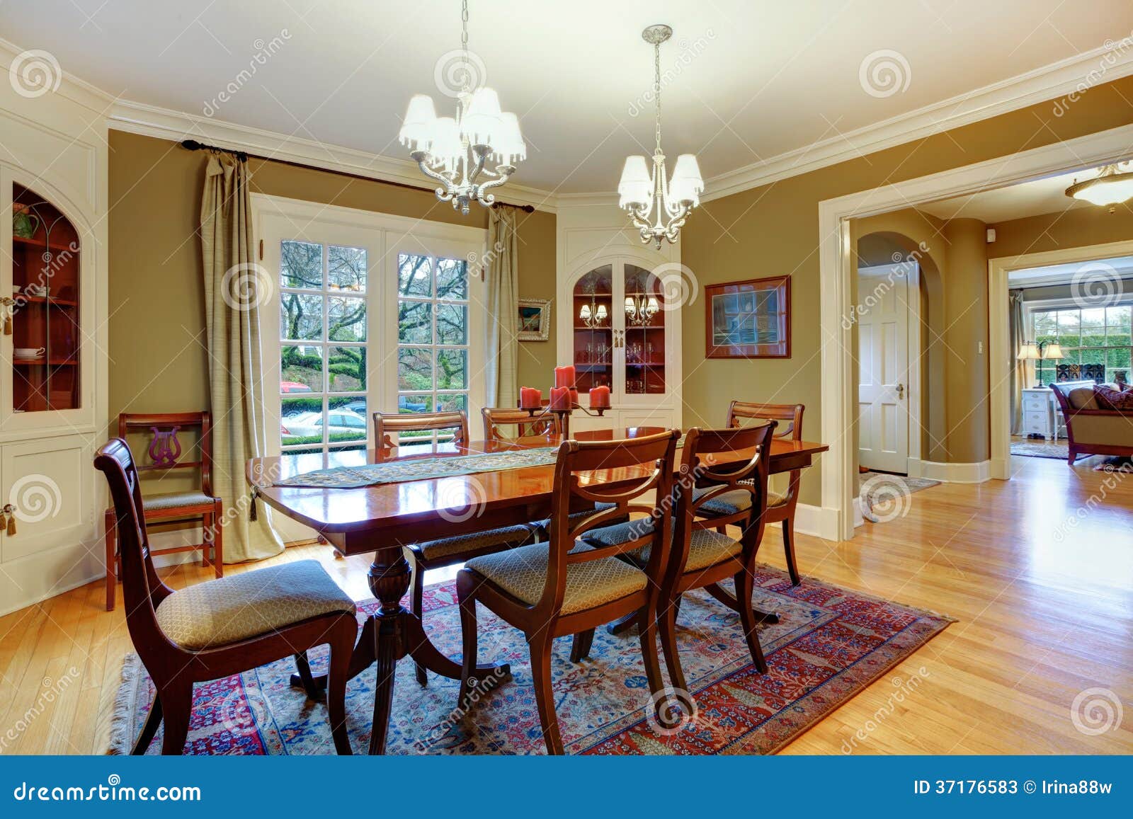 Sala da pranzo ammobiliata elegante con il se rustico di legno del ...
