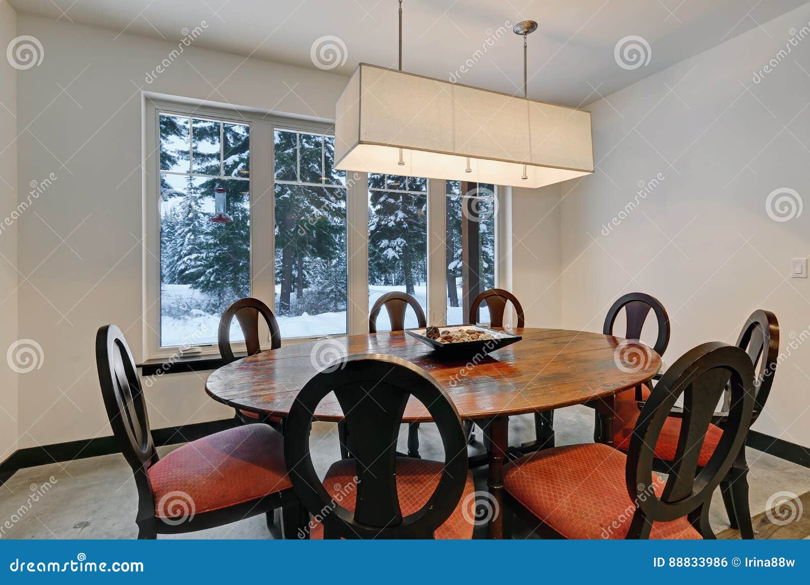 Sala Da Pranzo Con Il Tavolo Da Pranzo Di Legno Rotondo