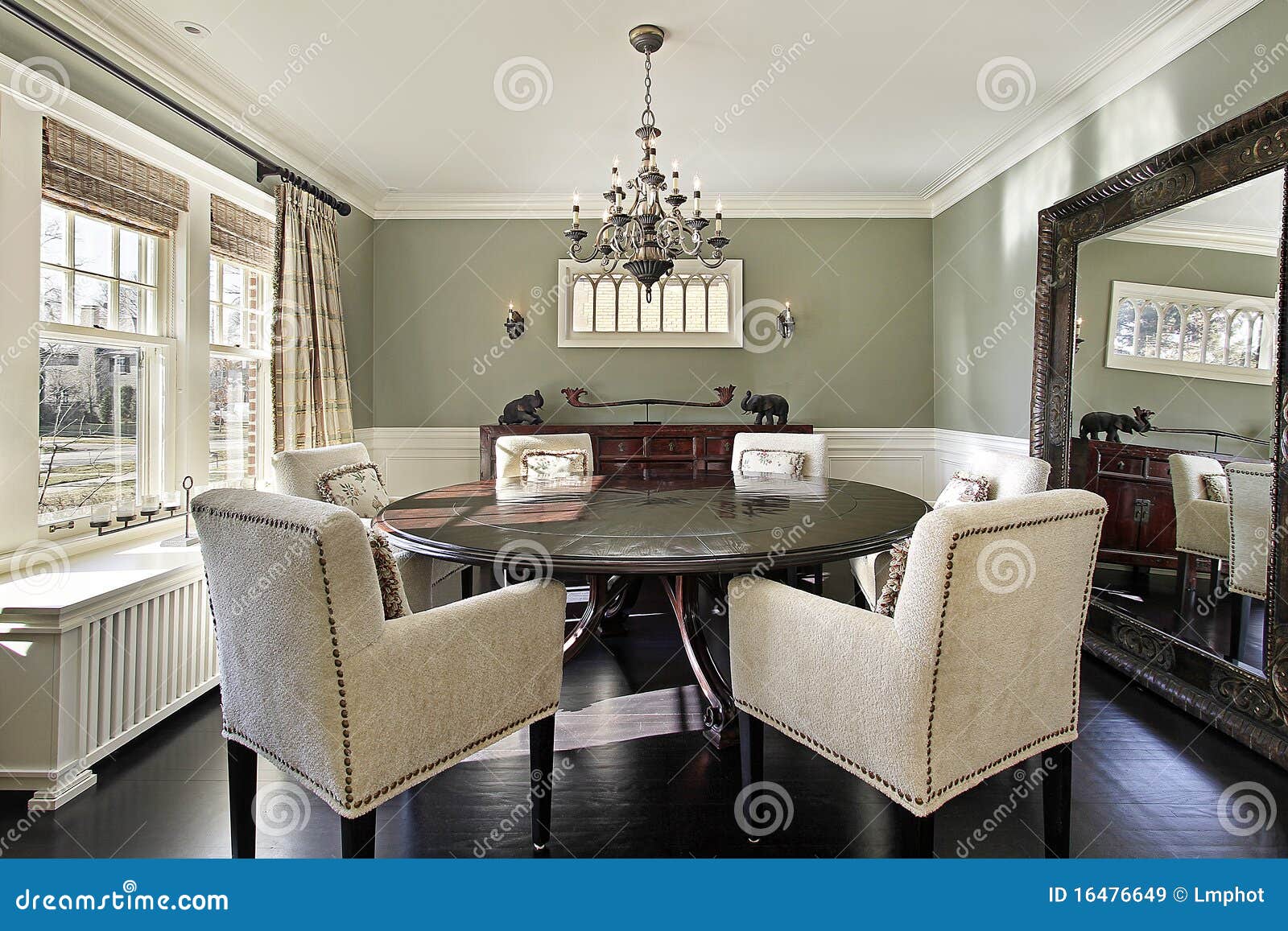 Sala da pranzo con le pareti verde oliva immagine stock immagine ... Pareti sala da pranzo