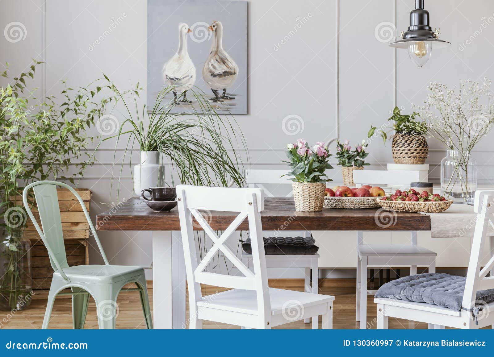 Sala Da Pranzo Rustica Con La Tavola Lunga E Le Sedie Bianche E Pittura a  Olio Sulla Parete Grigia, Foto Reale Immagine Stock - Immagine di piano,  interno: 130360997