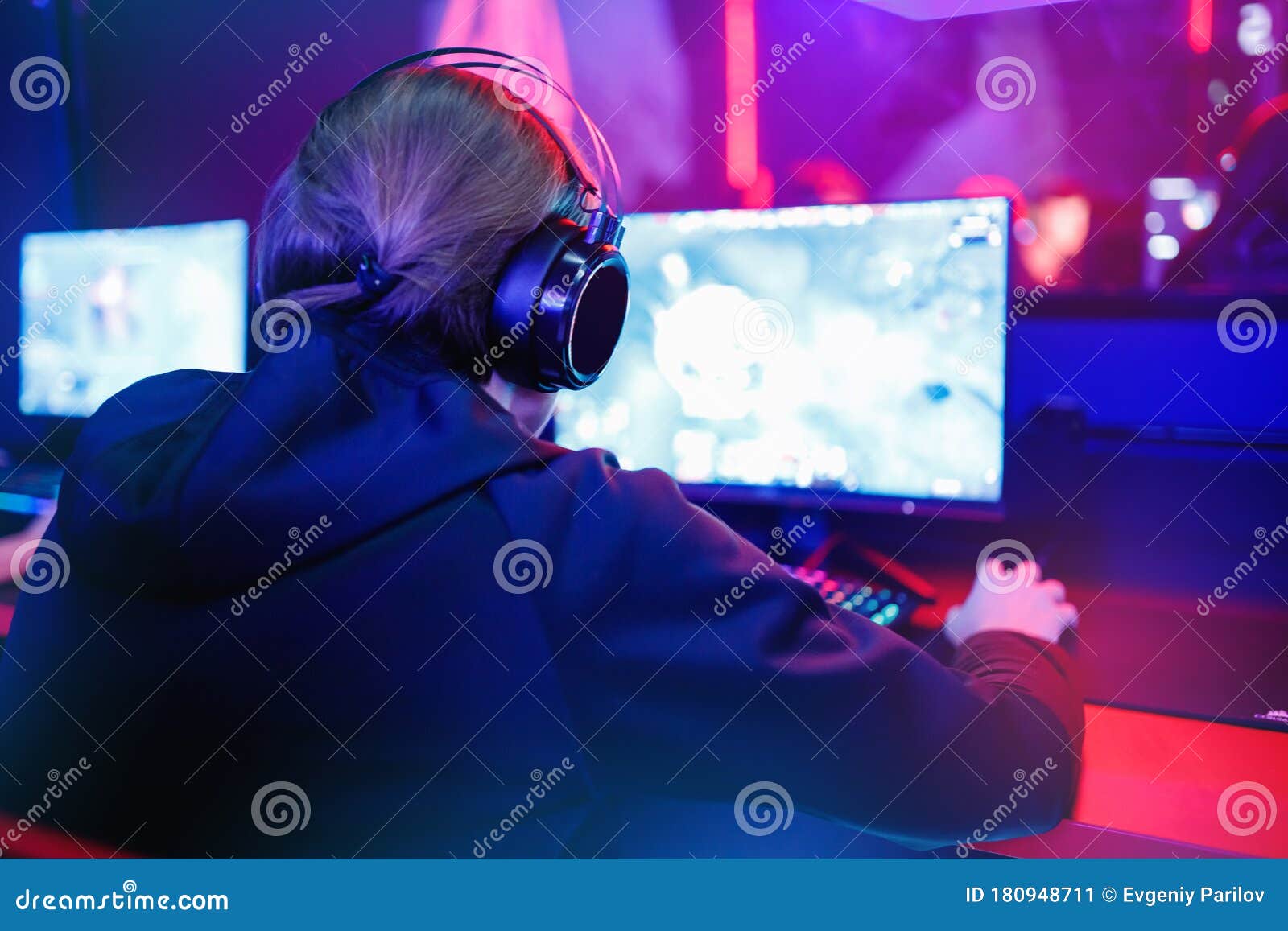 Homem Tocando Poderoso Pc De Game Em Uma Sala Com Luzes De Neon Em