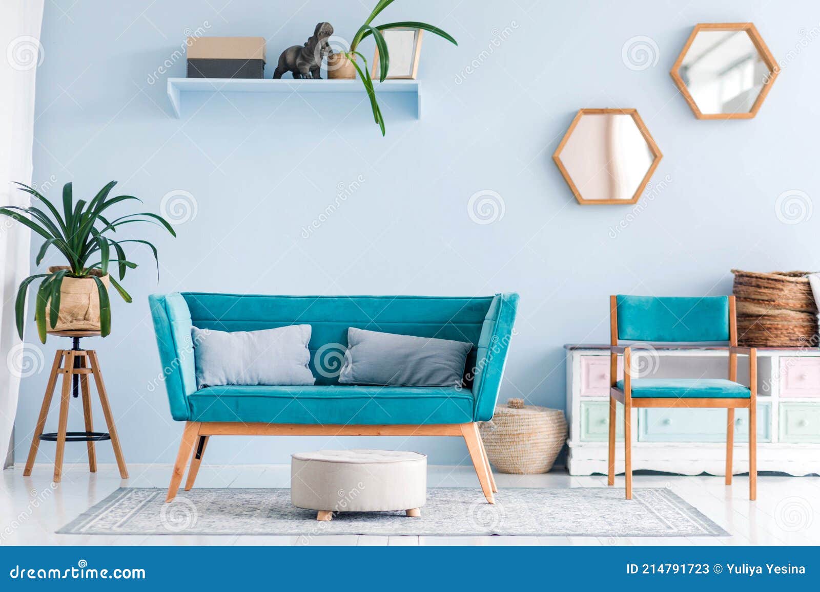 Sala De Estar Con Plantas Muebles De Azul Moderno Y Decoración de archivo - Imagen de hotel, brillante: 214791723