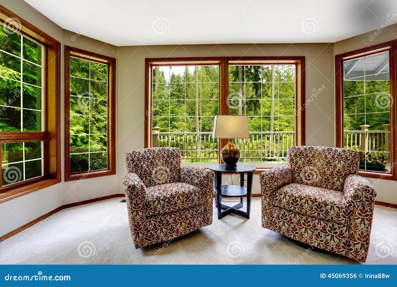Sala De Estar De La Comodidad Con Las Ventanas Francesas Grandes Foto