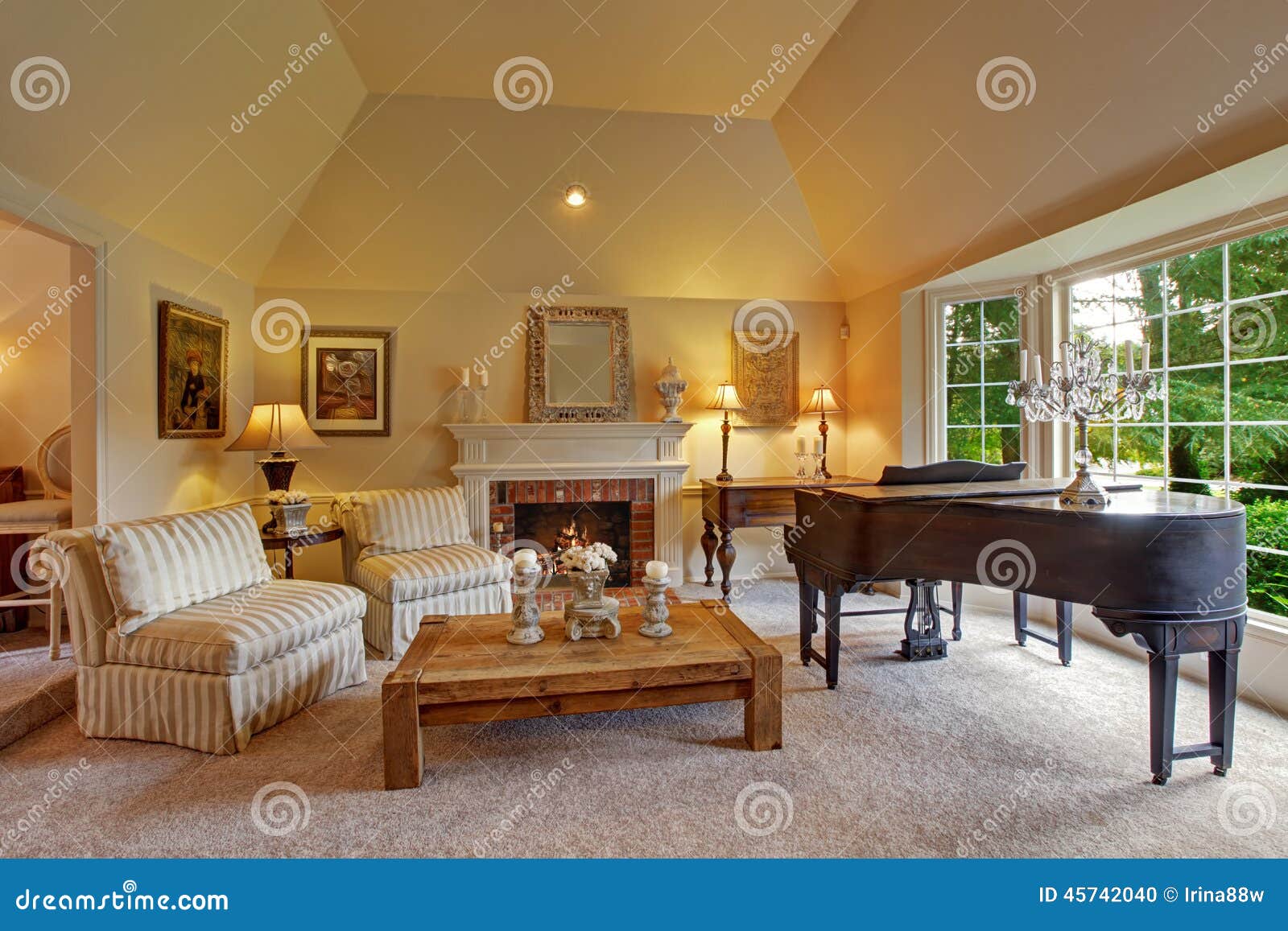 Sala De Estar De Lujo Con El Piano De Cola Y La Chimenea 