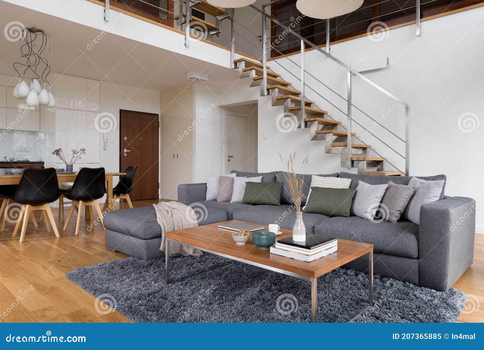 Fotos de Elegante Apartamento Dos Plantas Con Cocina Comedor Abierto Salón  Escaleras - Imagen de © in4mal #353702982