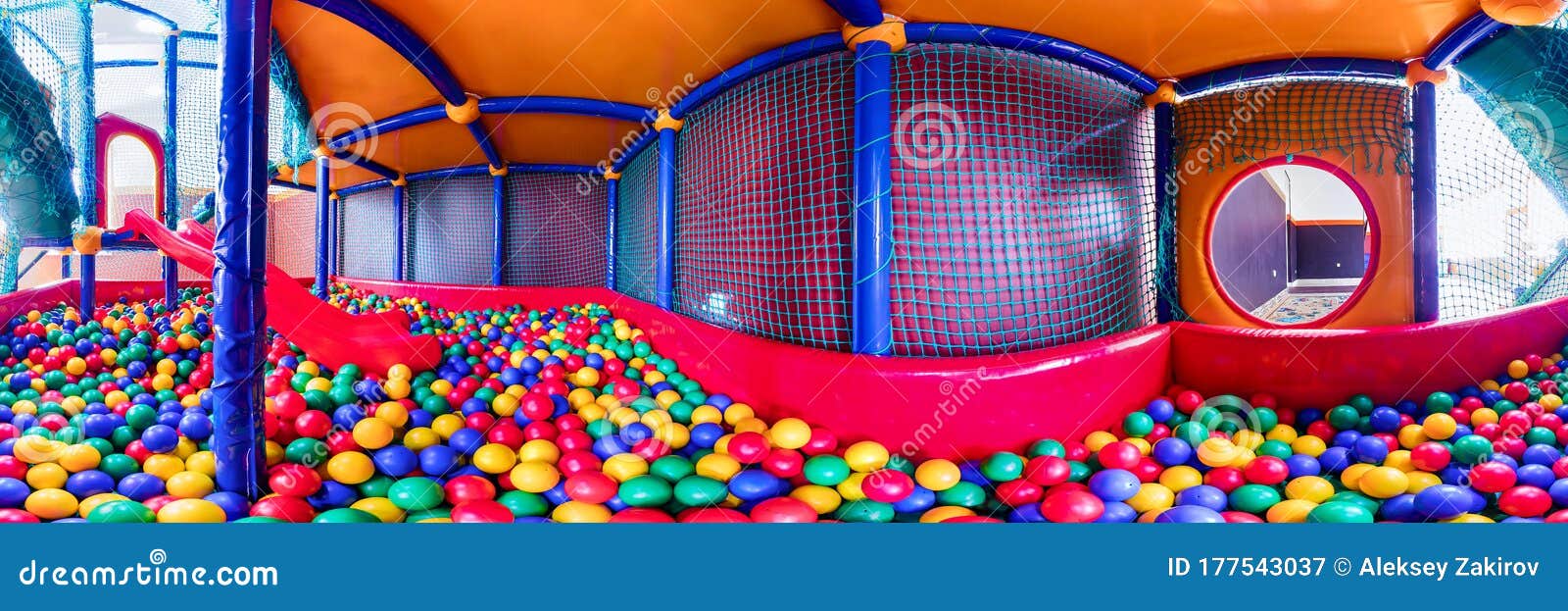 Sala De Jogos Para Crianças Com Bolas Coloridas E Uma Lâmina De Plástico .  Panorama Cilíndrico 360 Imagem de Stock - Imagem de sala, textura: 177543037