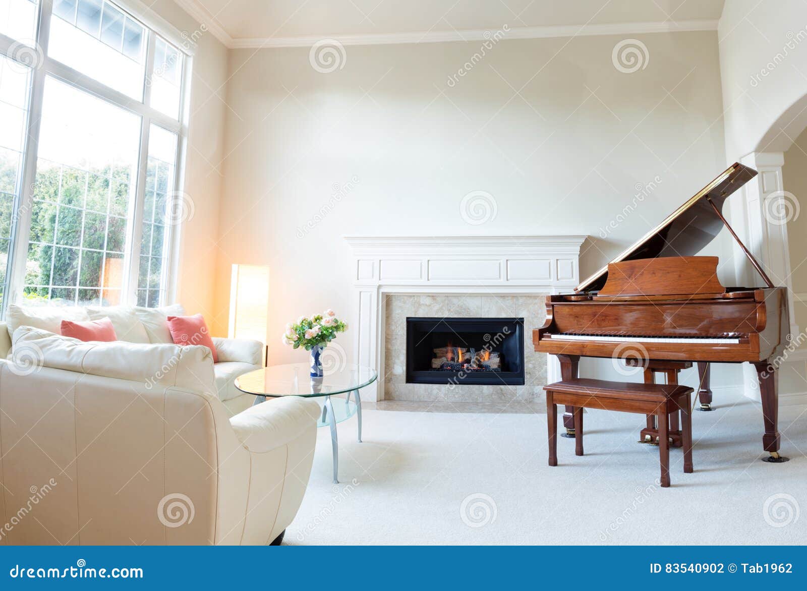 Piano De Cauda Branco Em Um Fundo Branco Música Do Jogo Sala Branca Com  Colunas E O Piano Sobre Uma Parede Piano Branco Na Obscur Imagem de Stock -  Imagem de grande