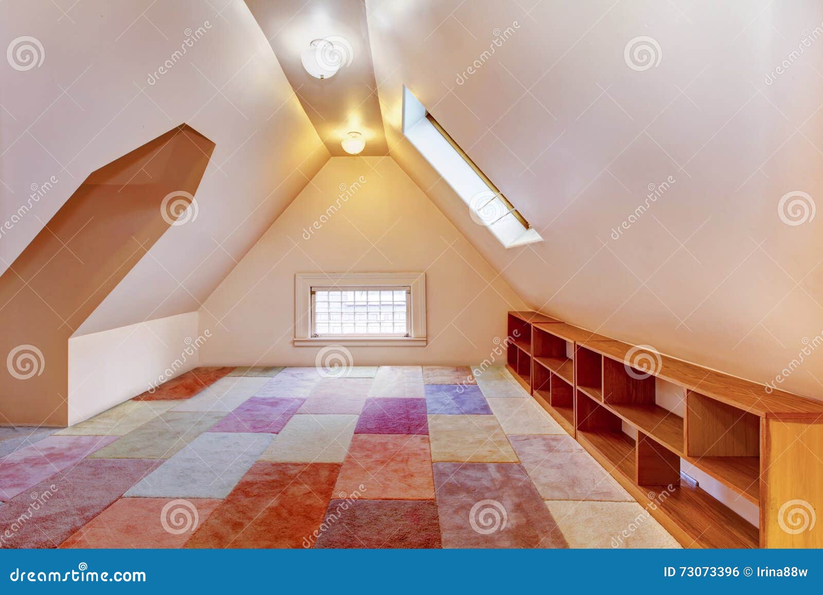 Sótão Vazio Com Teto Abobadado E Tapete Colorido Foto de Stock - Imagem de  americano, propriedade: 73073396, image size:1600x1157