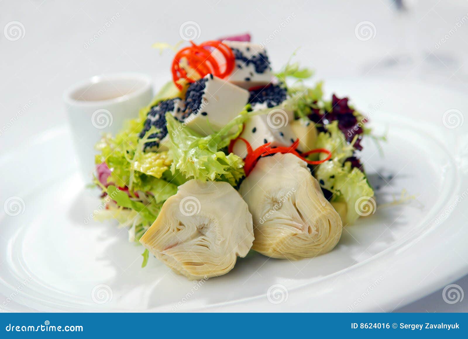 salad with a crude and artichokes