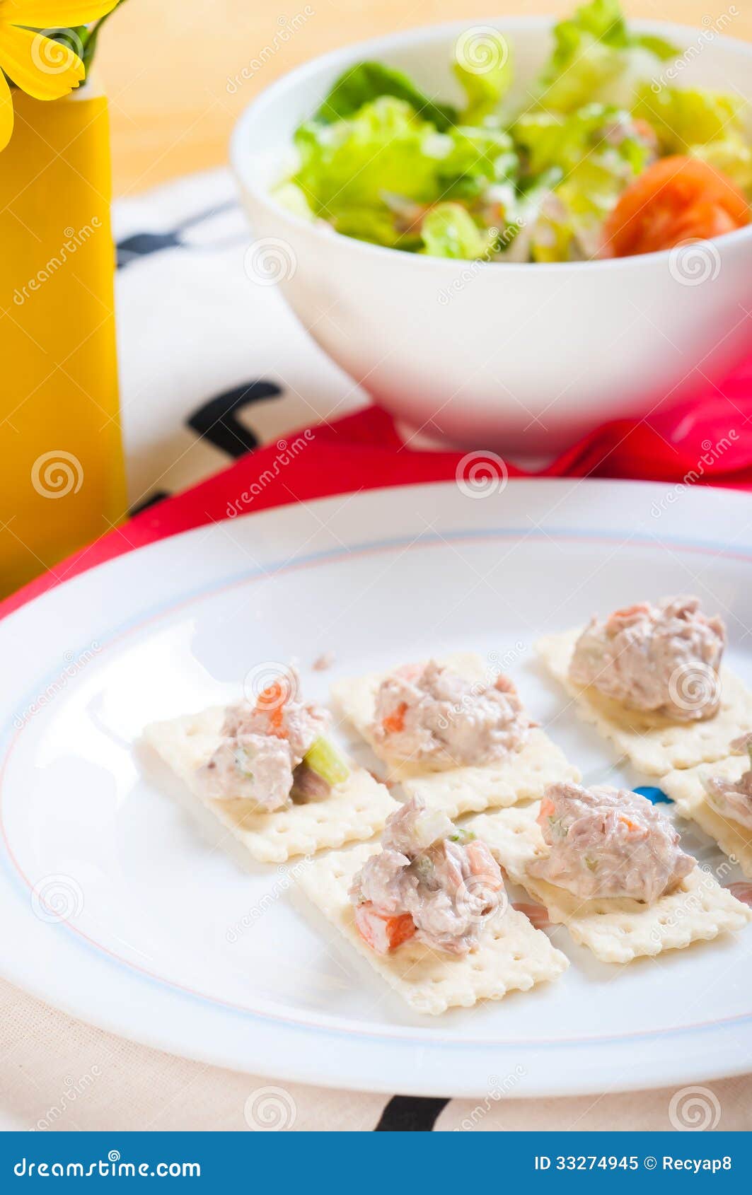 Salada de atum em biscoitos para aperitivos