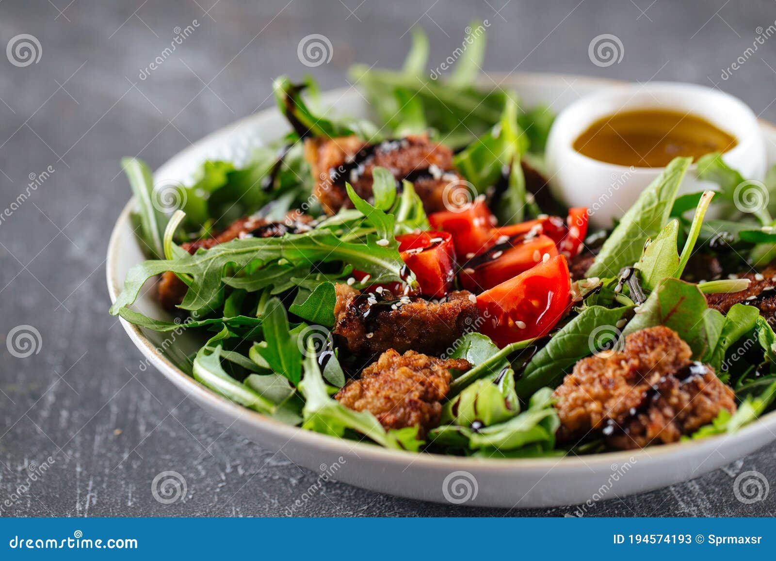 Salada De Gourmet Com Carne Frita E Verduras Imagem de Stock Imagem