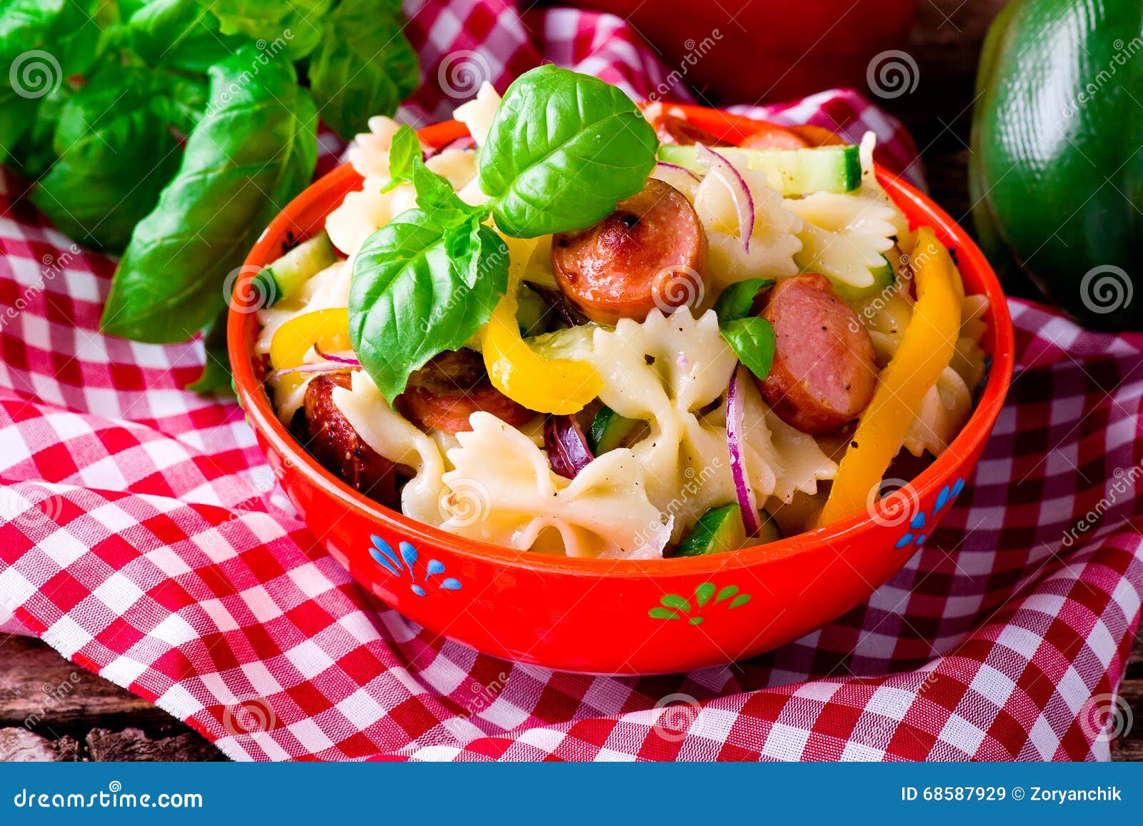 Салат с макаронами и овощами