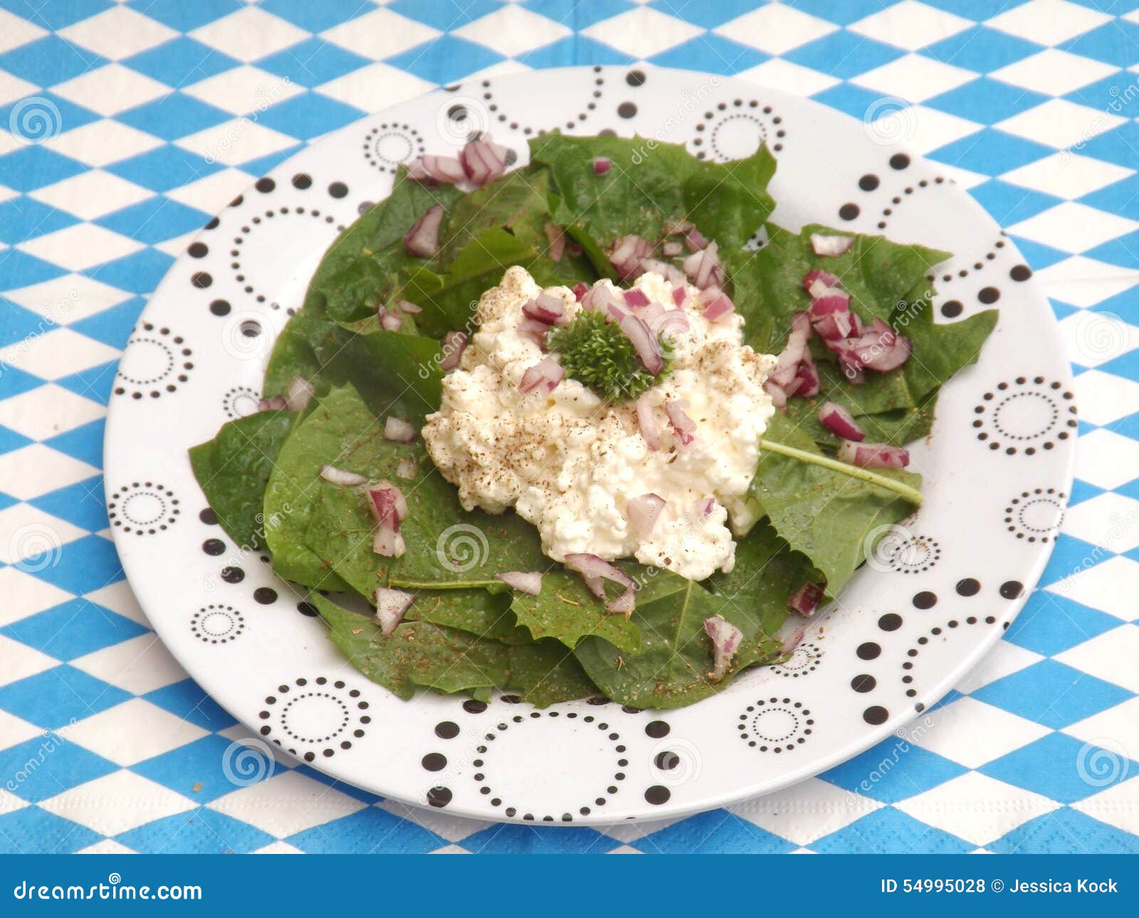 Uma salada do dente-de-leão com queijo