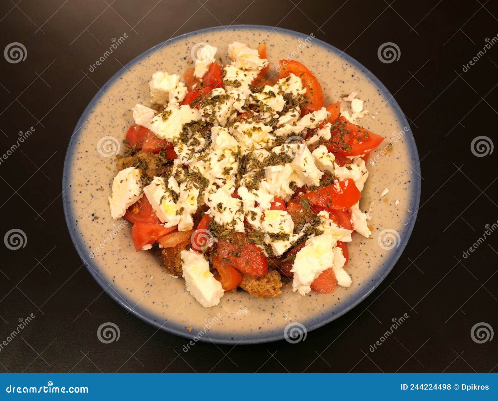 Salada Grega Dakos Gourmet Com Tomate Feta E Burley Russ Foto de Stock ...