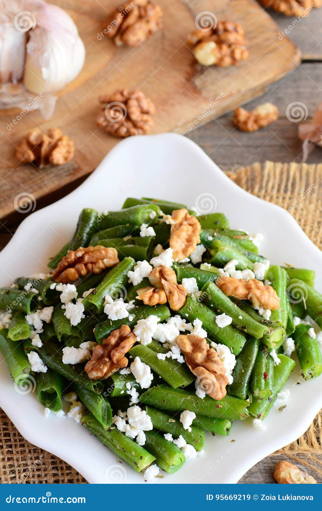 Salada morna dos feijões verdes Salada simples dos feijões verdes com requeijão, as nozes cruas, o alho e as especiarias em uma p. Foto dos feijões verdes Receita verde do feijão de corda Salada do feijão verde Os feijões verdes aquecem a salada Salada verde simples dos feijões verdes Dieta Receita do feijão verde