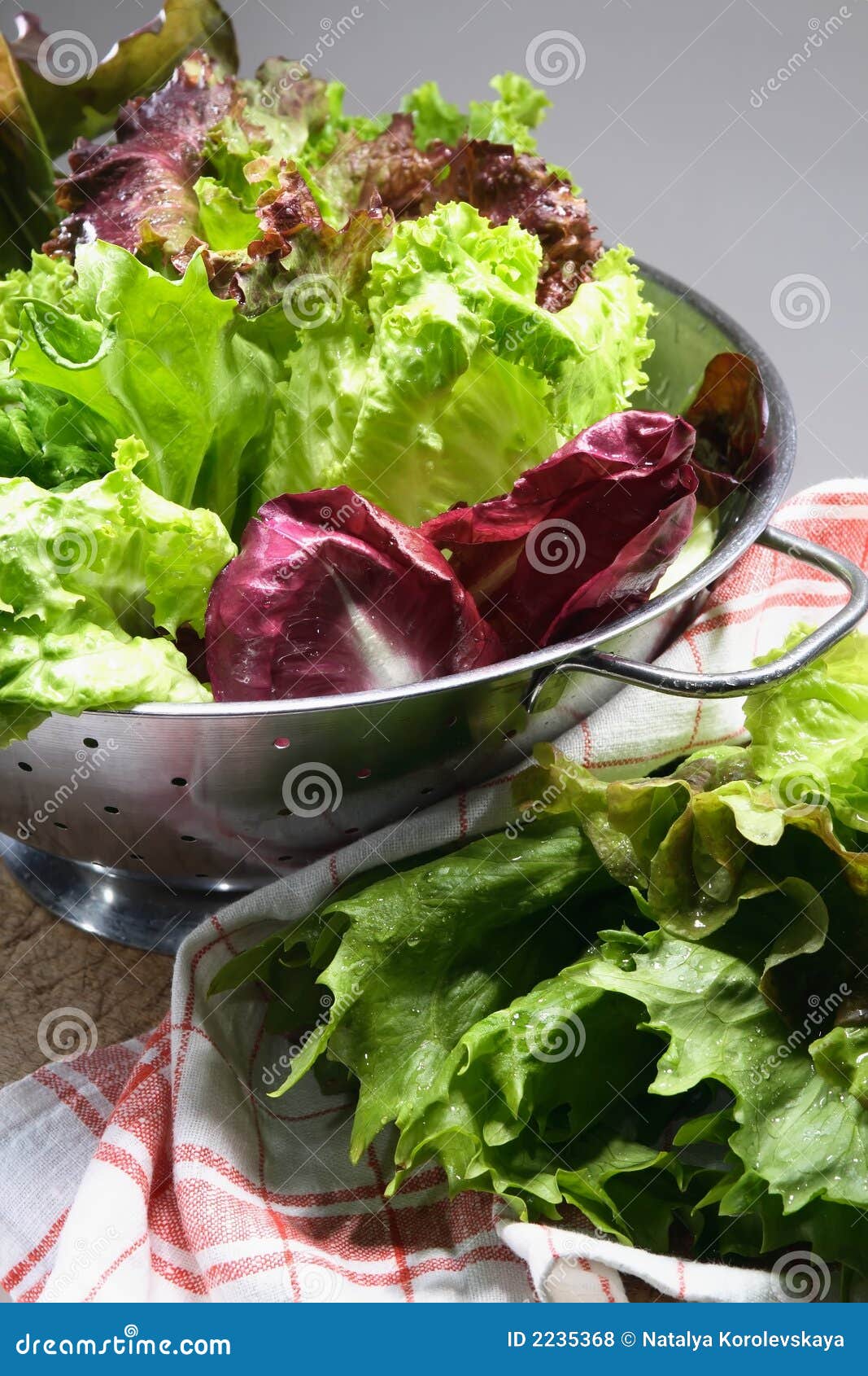 Salada verde. Salada fresca da folha em um colander na tabela de cozinha