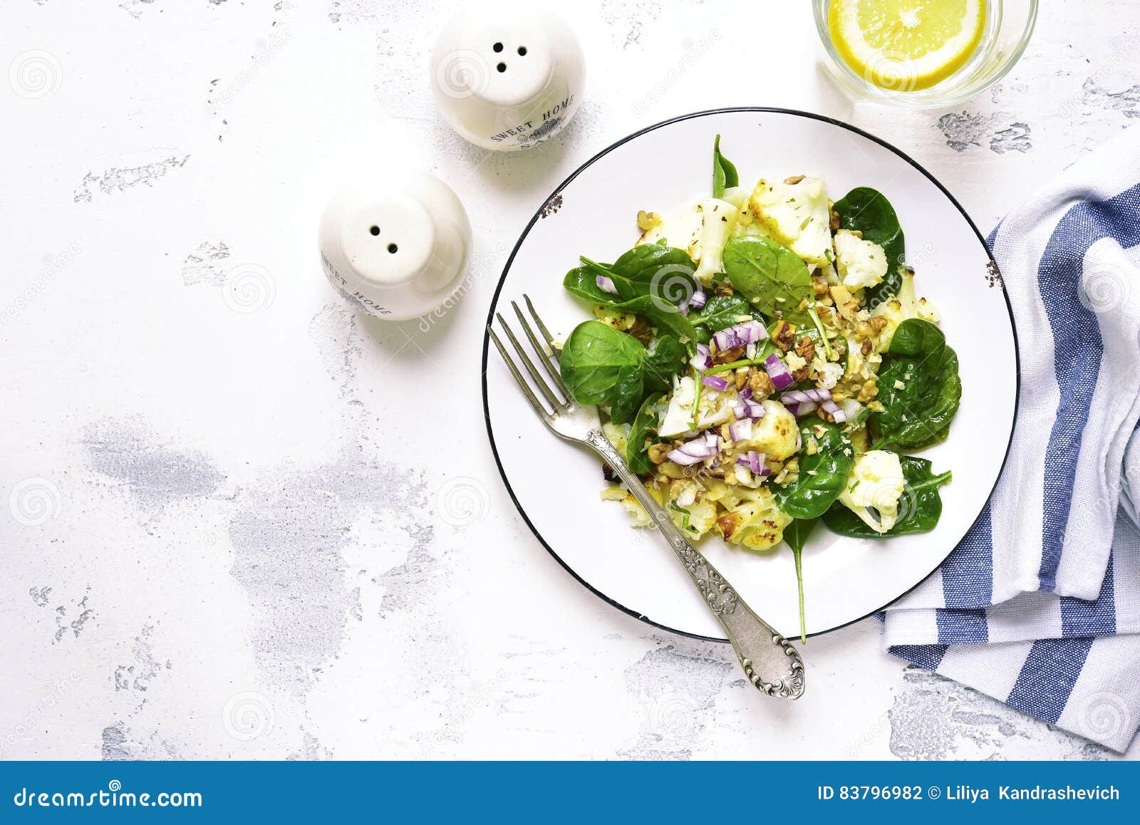 Salade De Chou Fleur Avec Des Epinards De Bebe Des Noix Et L Oignon Rouge Principal Vi Photo Stock Image Du Repas Sain 7969