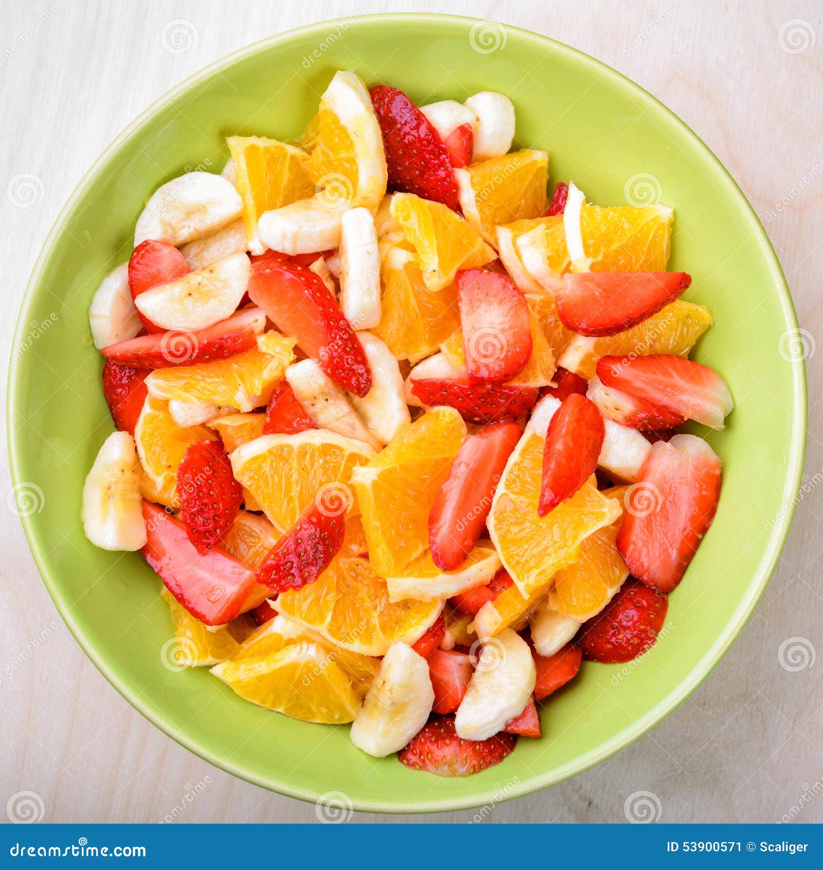 salade de fruits avec des fraises oranges bananes 53900571
