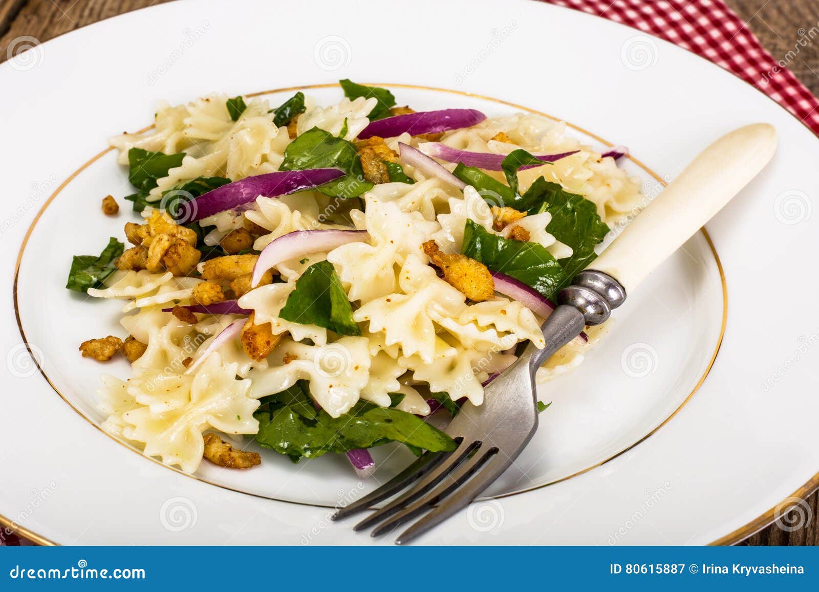Salade De Pates Avec L Arugula Le Poulet Et L Oignon Rouge Image
