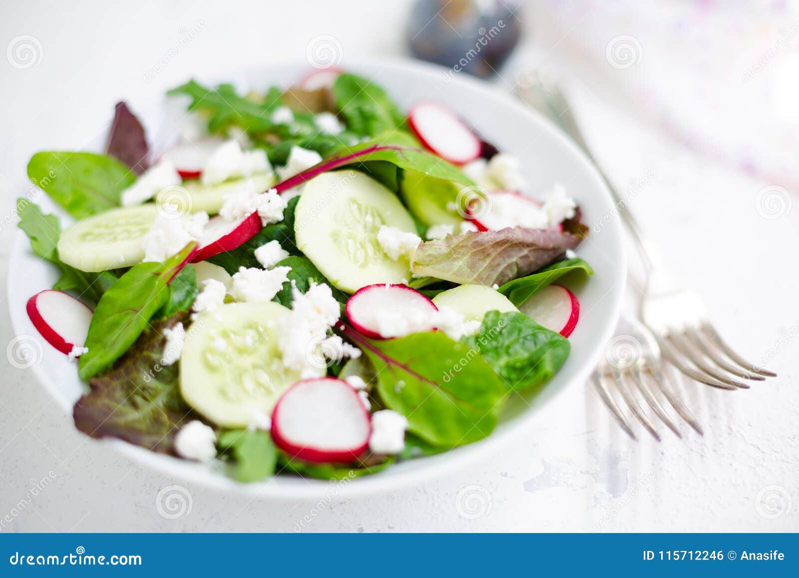 Salade Mixte Avec Les Feuilles De Bebe Le Radis Le Concombre Et Le Feta Photo Stock Image Du Sain Fourchette