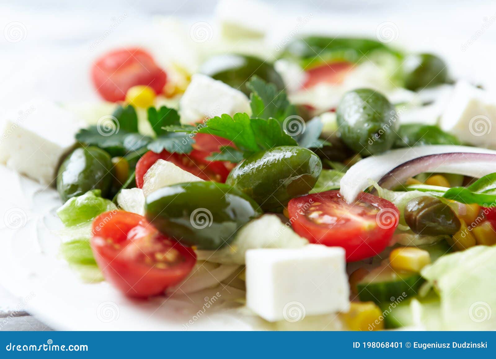Recette Salade verte aux tomates cerises, concombre, radis, féta et graines