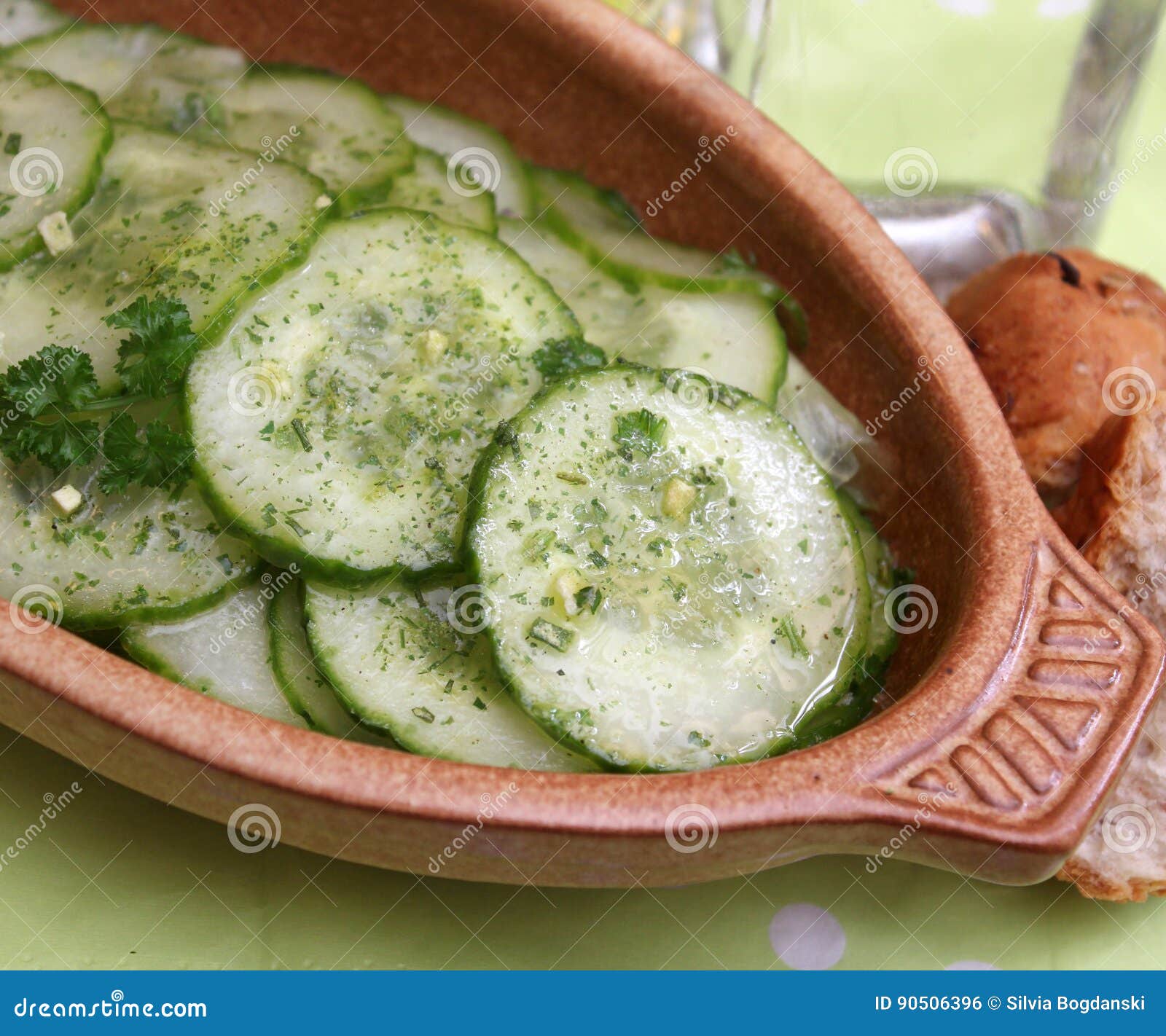 Een salade van komkommer met een vulling van dille