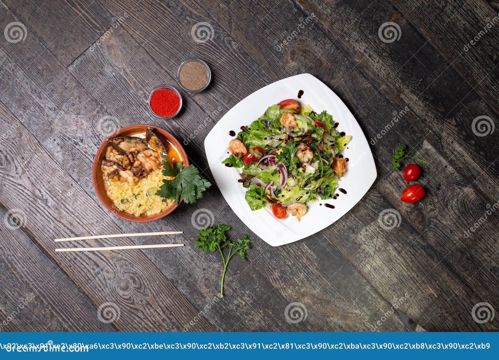 salade-avec-crevettes-et-assiette-avec-ramen-sur-fond-de-bois-image