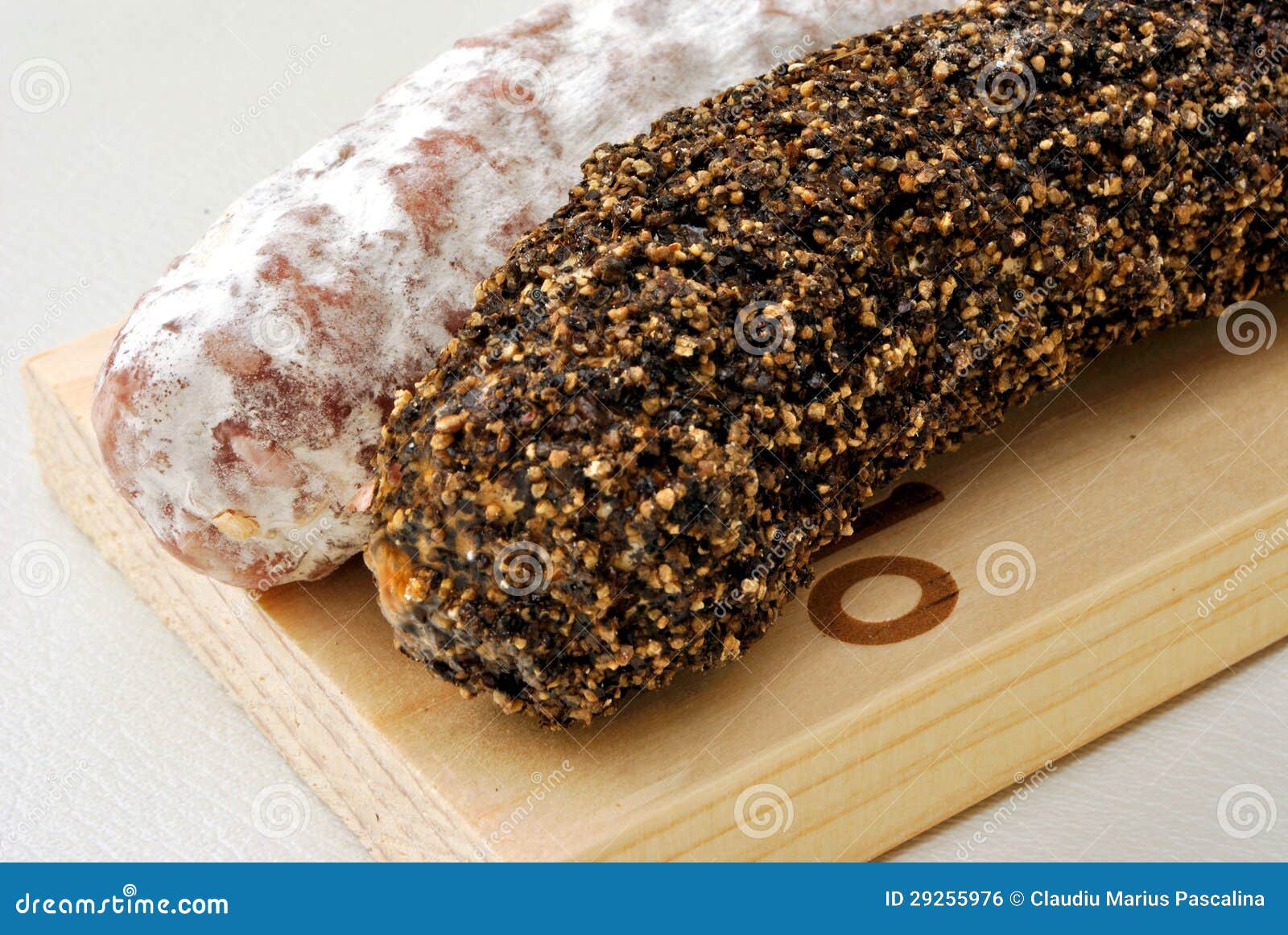 Salame spagnolo del fuet fotografia stock. Immagine di mucchio 29255976