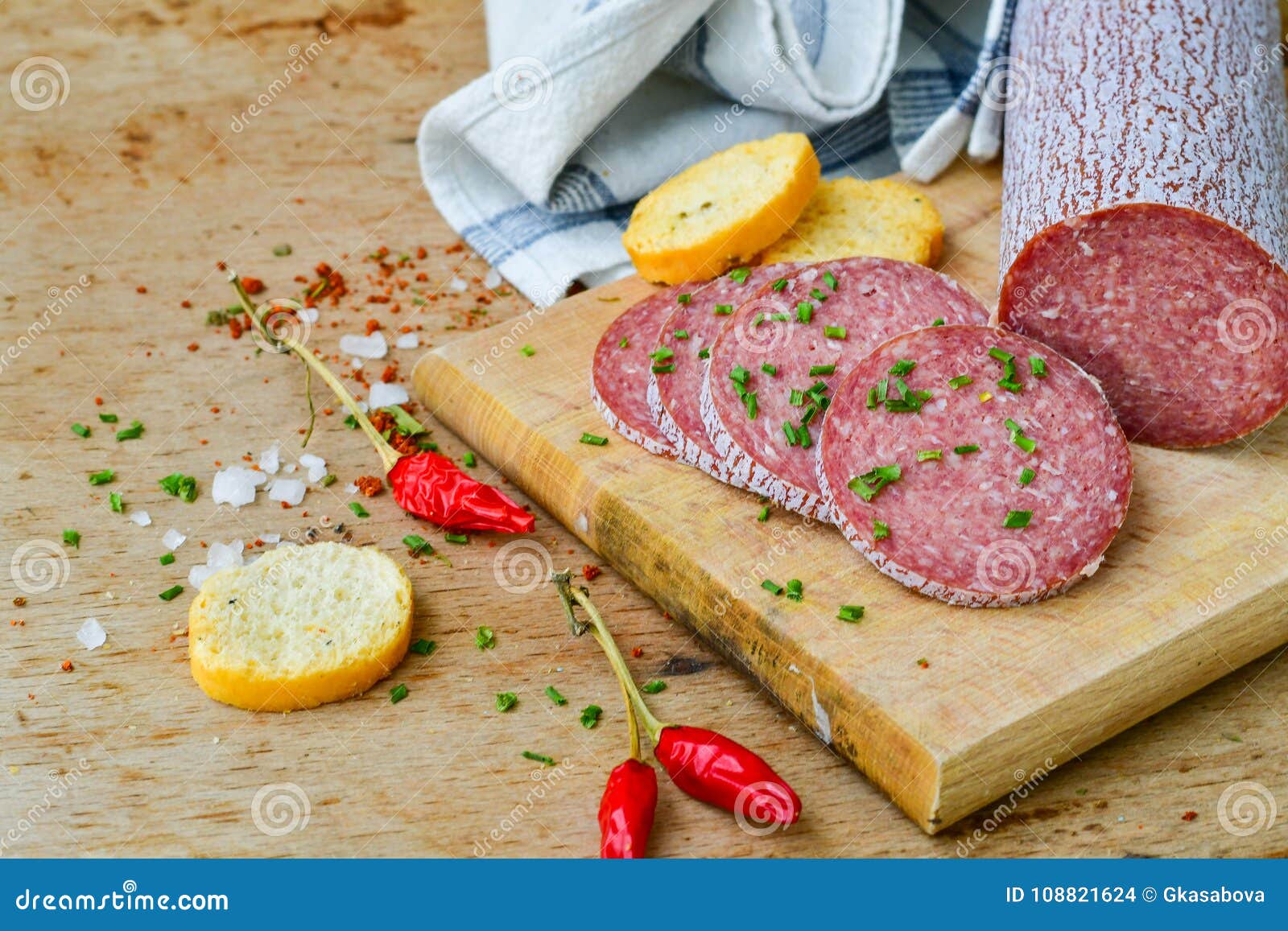 Salami en brood stock foto. Image of eigengemaakt, jager 108821624