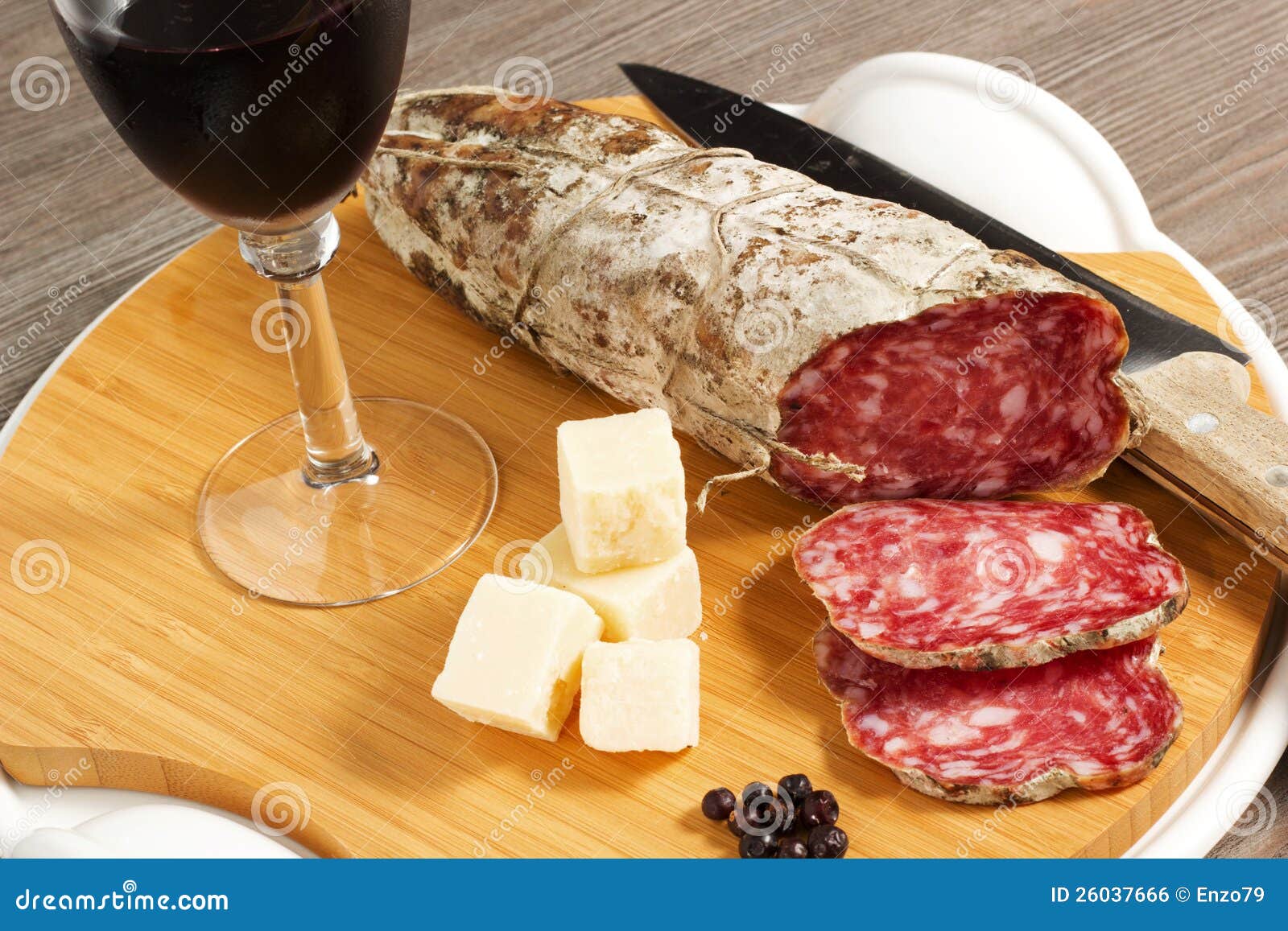 Salami en kaas stock foto. Image of kruiden, ontbijt 26037666