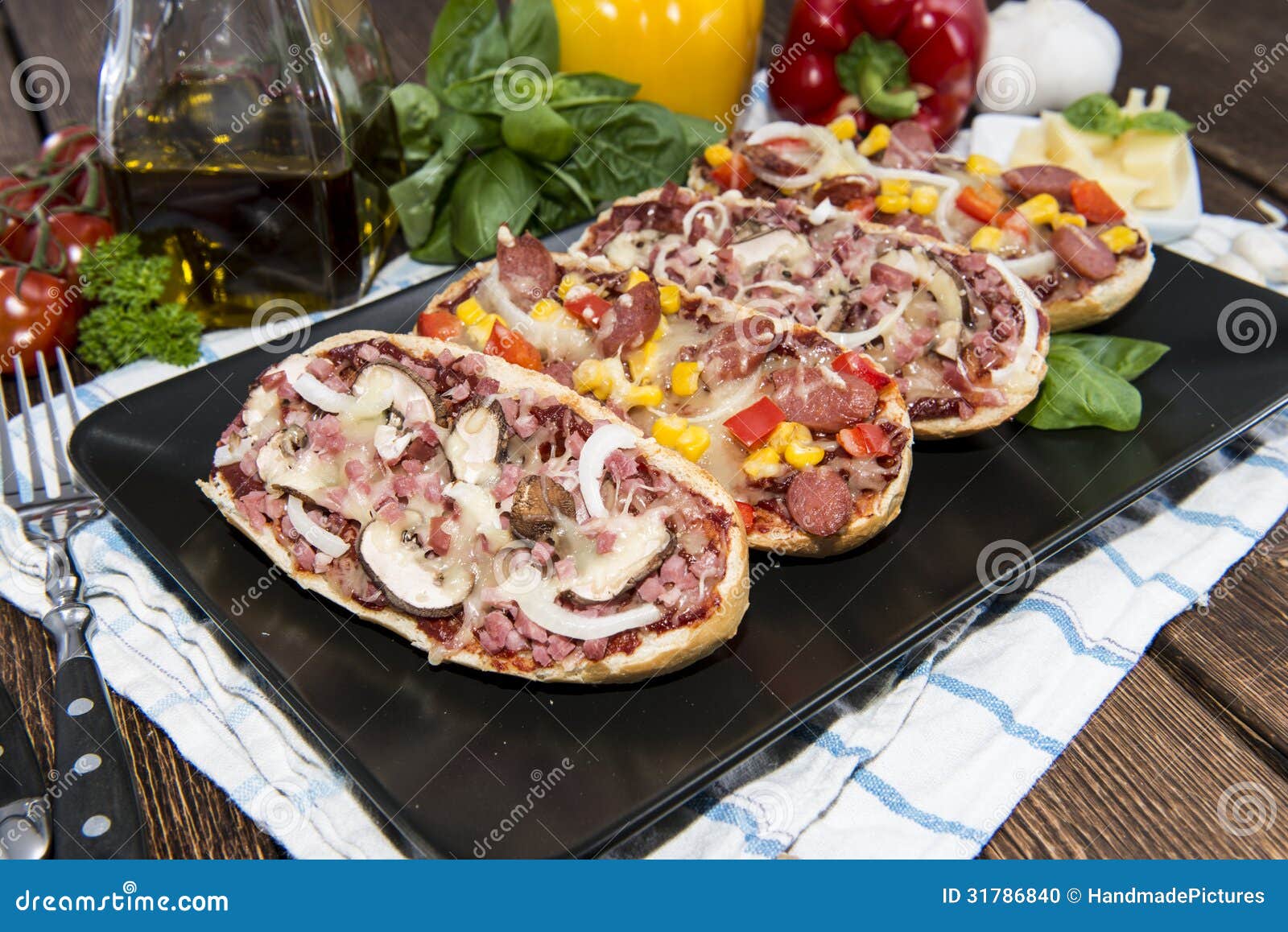 Salami Et Ham Pizza Baguette Photo stock Image du isolement, sauce