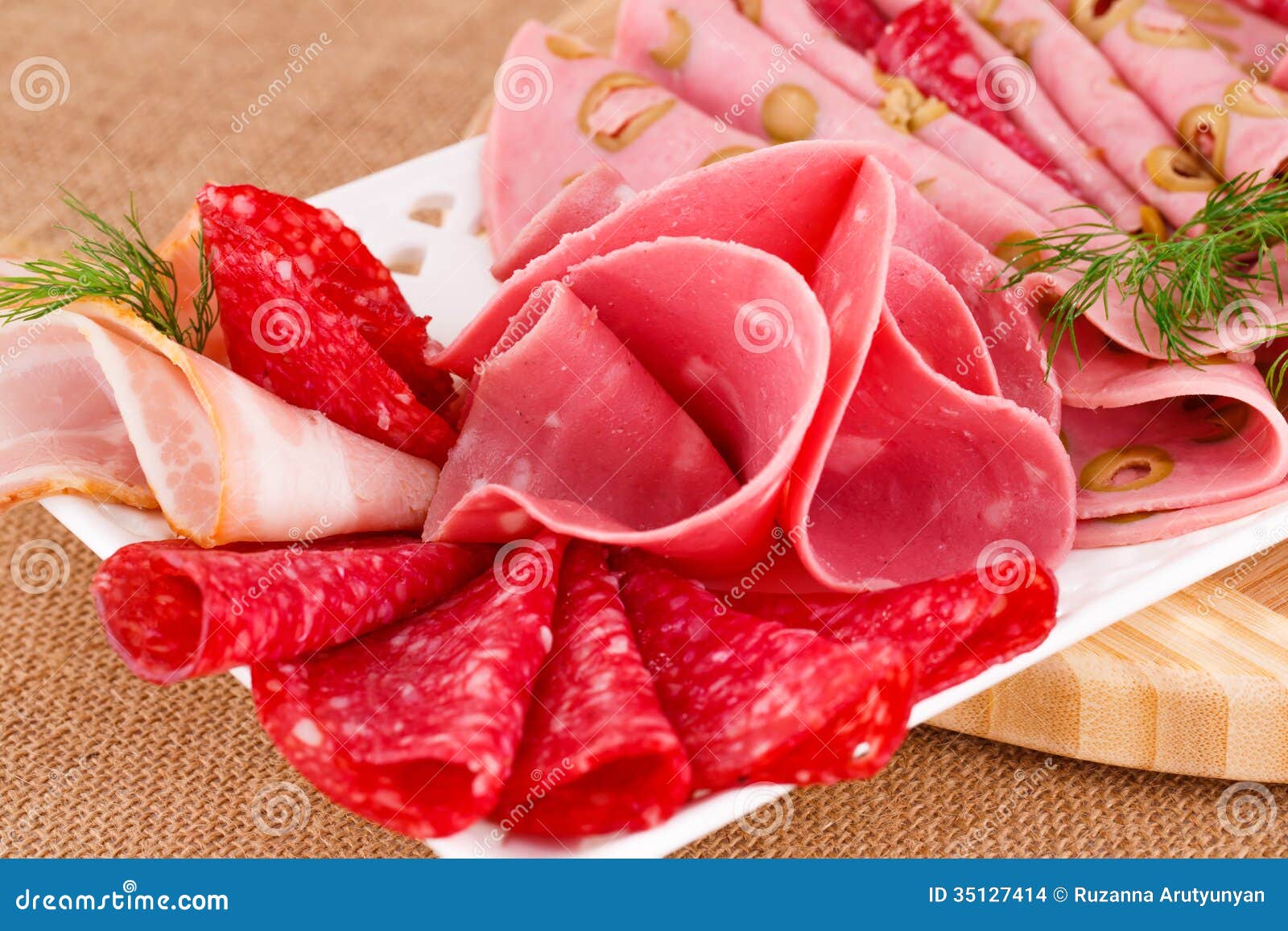 Salami, mortadela y tocino foto de archivo. Imagen de rodillo 35127414