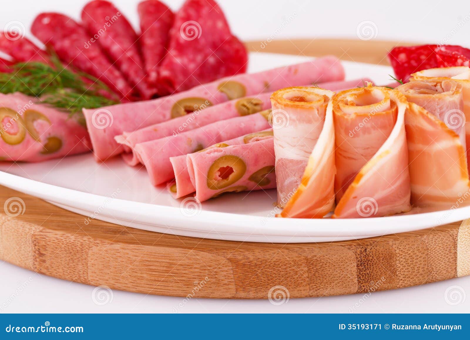 Salami, mortadela y tocino imagen de archivo. Imagen de aislamiento
