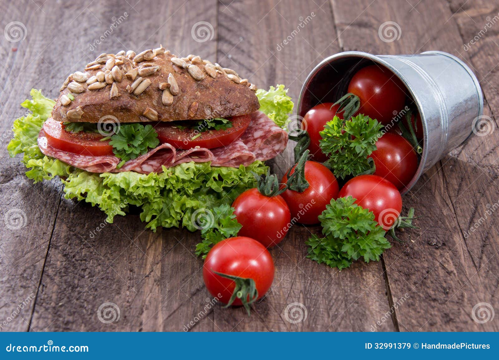 Salami-Sandwich Mit Tomaten Stockbild - Bild von brot, fleisch: 32991379