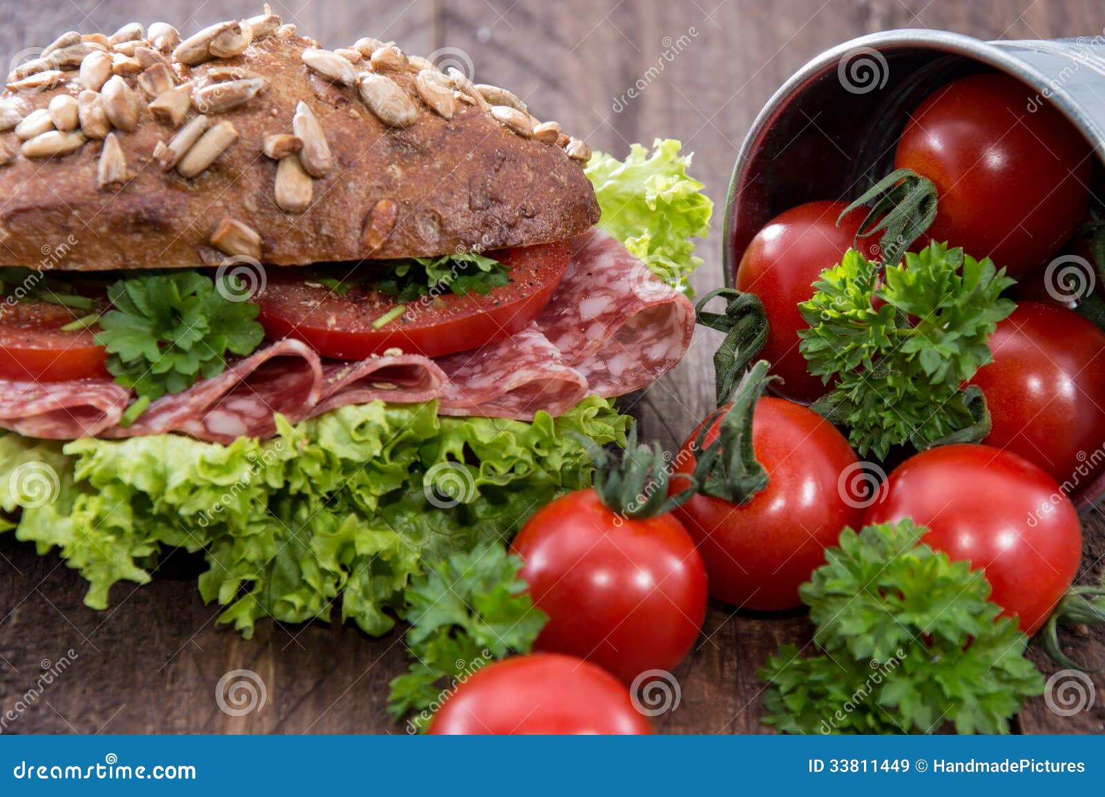 Salami-Sandwich Mit Tomaten Stockbild - Bild von kopfsalat, stangenbrot ...